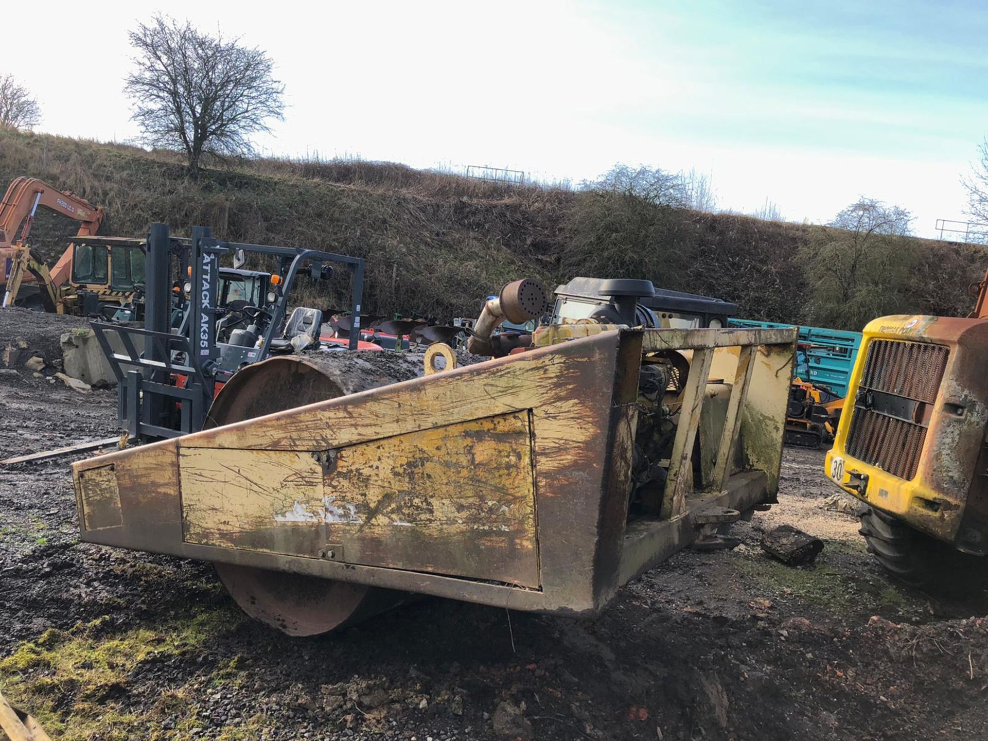 TOWED BEHIND VIBRATING ROLLER, 4 CYLINDER LISTER DIESEL ENGINE, RUNS, WORKS & VIBRATES *PLUS VAT* - Image 3 of 4