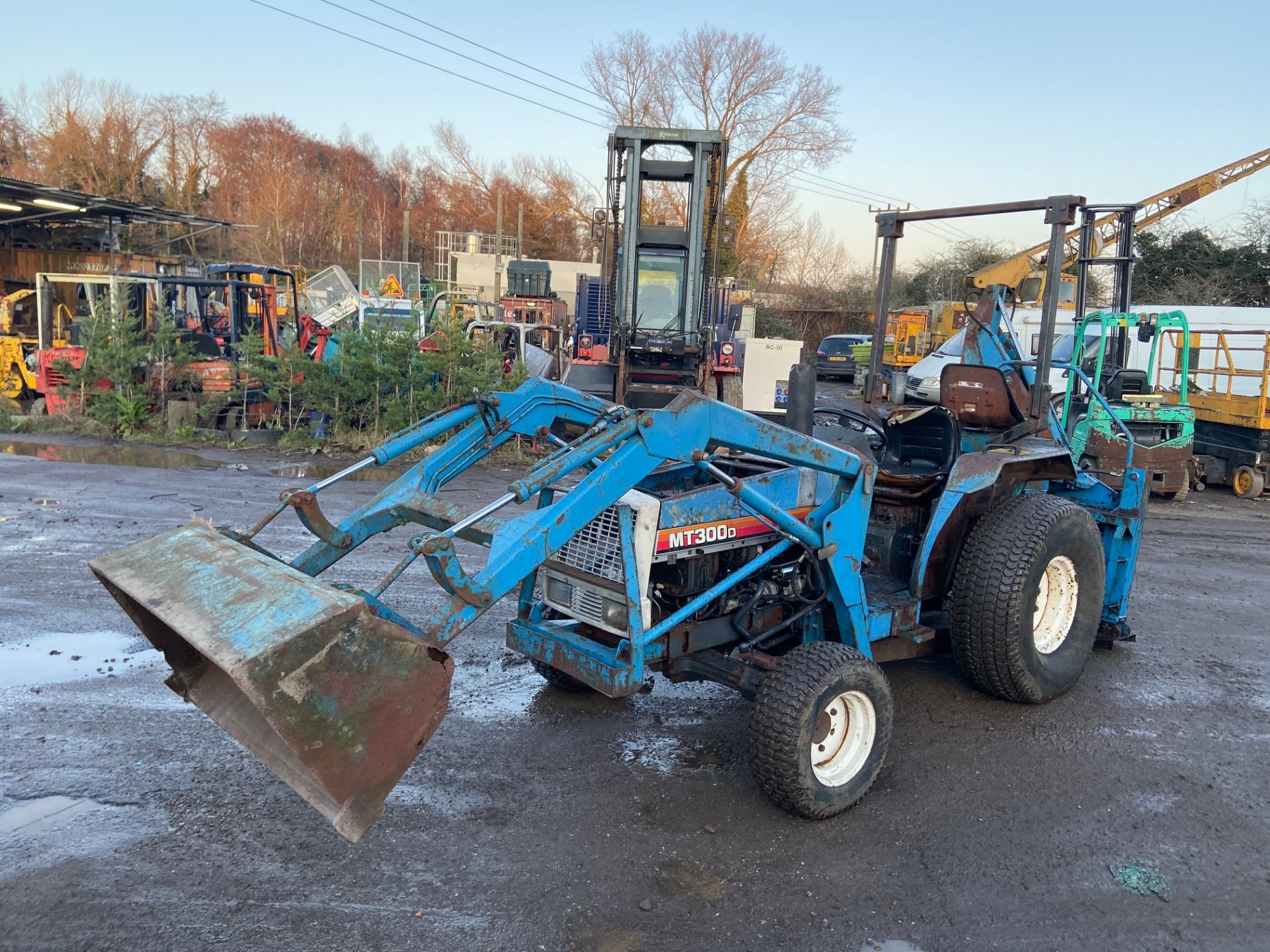 MITSUBISHI MT300D TRACTOR WITH LOADER BACKHOE 4X4, GRASS TYRES, 30 HP *PLUS VAT* - Image 2 of 7