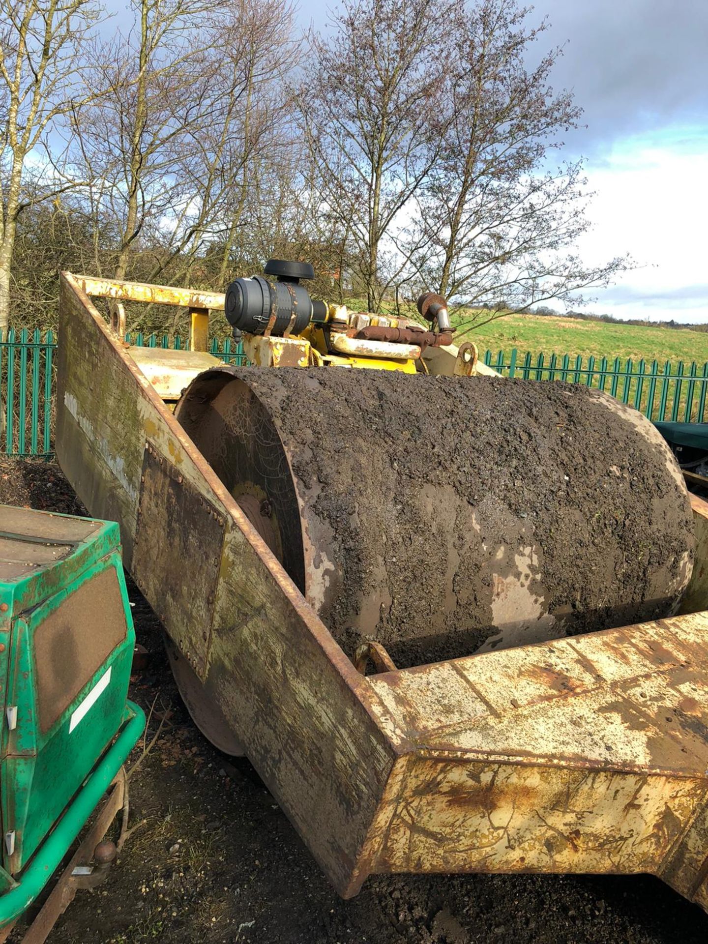 TOWED BEHIND VIBRATING ROLLER, 4 CYLINDER LISTER DIESEL ENGINE, RUNS, WORKS & VIBRATES *PLUS VAT* - Image 2 of 4