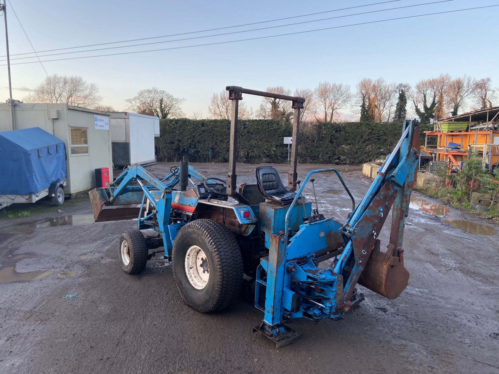 MITSUBISHI MT300D TRACTOR WITH LOADER BACKHOE 4X4, GRASS TYRES, 30 HP *PLUS VAT* - Image 3 of 7