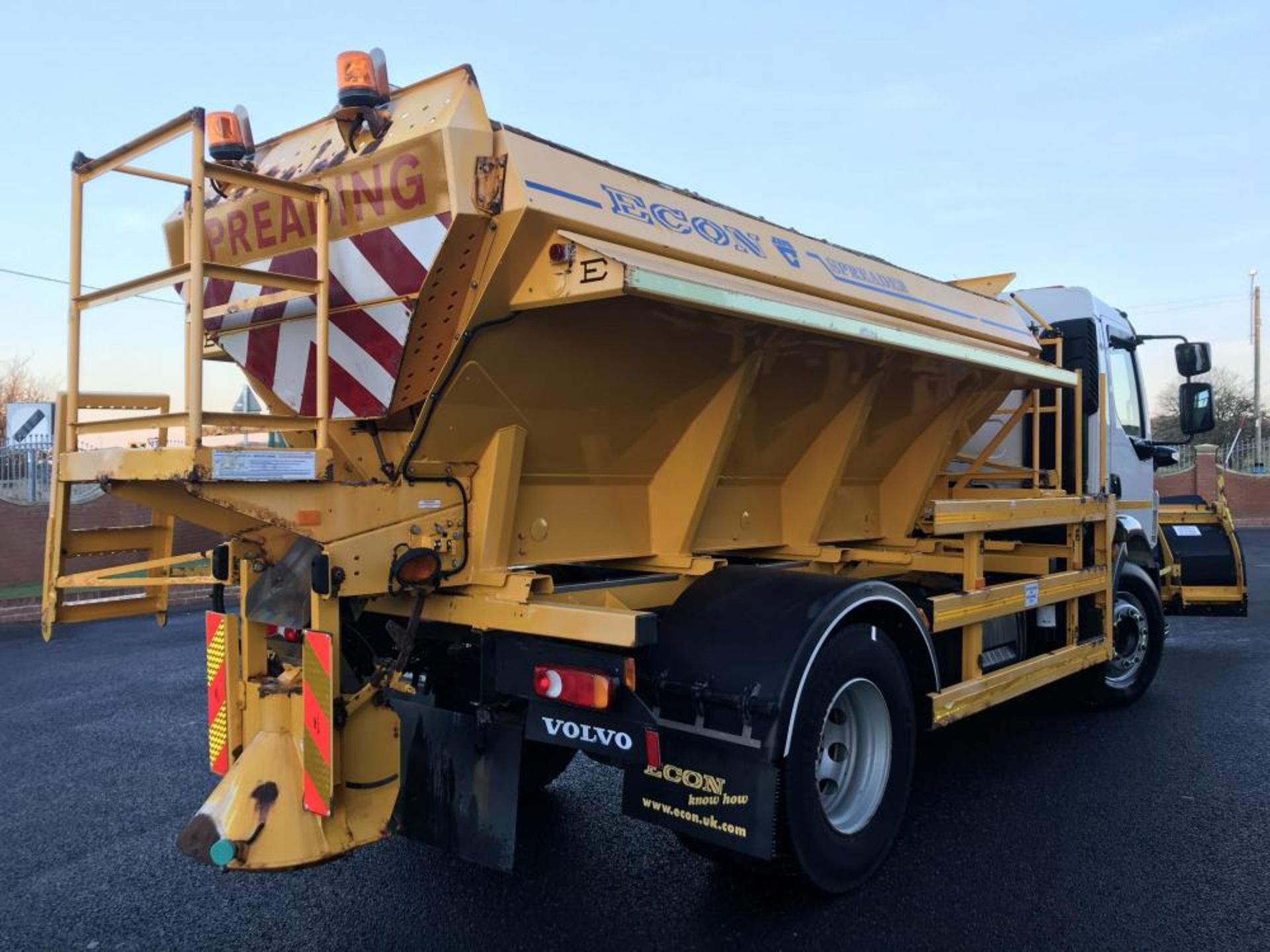 2010/59 REG VOLVO FE240 18 TON ECON GRITTER WITH PLOUGH EX COUNCIL ONLY 40,000 MILES *PLUS VAT* - Image 7 of 24