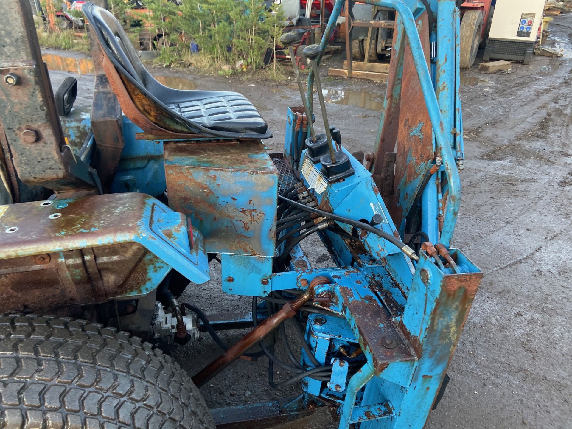 MITSUBISHI MT300D TRACTOR WITH LOADER BACKHOE 4X4, GRASS TYRES, 30 HP *PLUS VAT* - Image 6 of 7