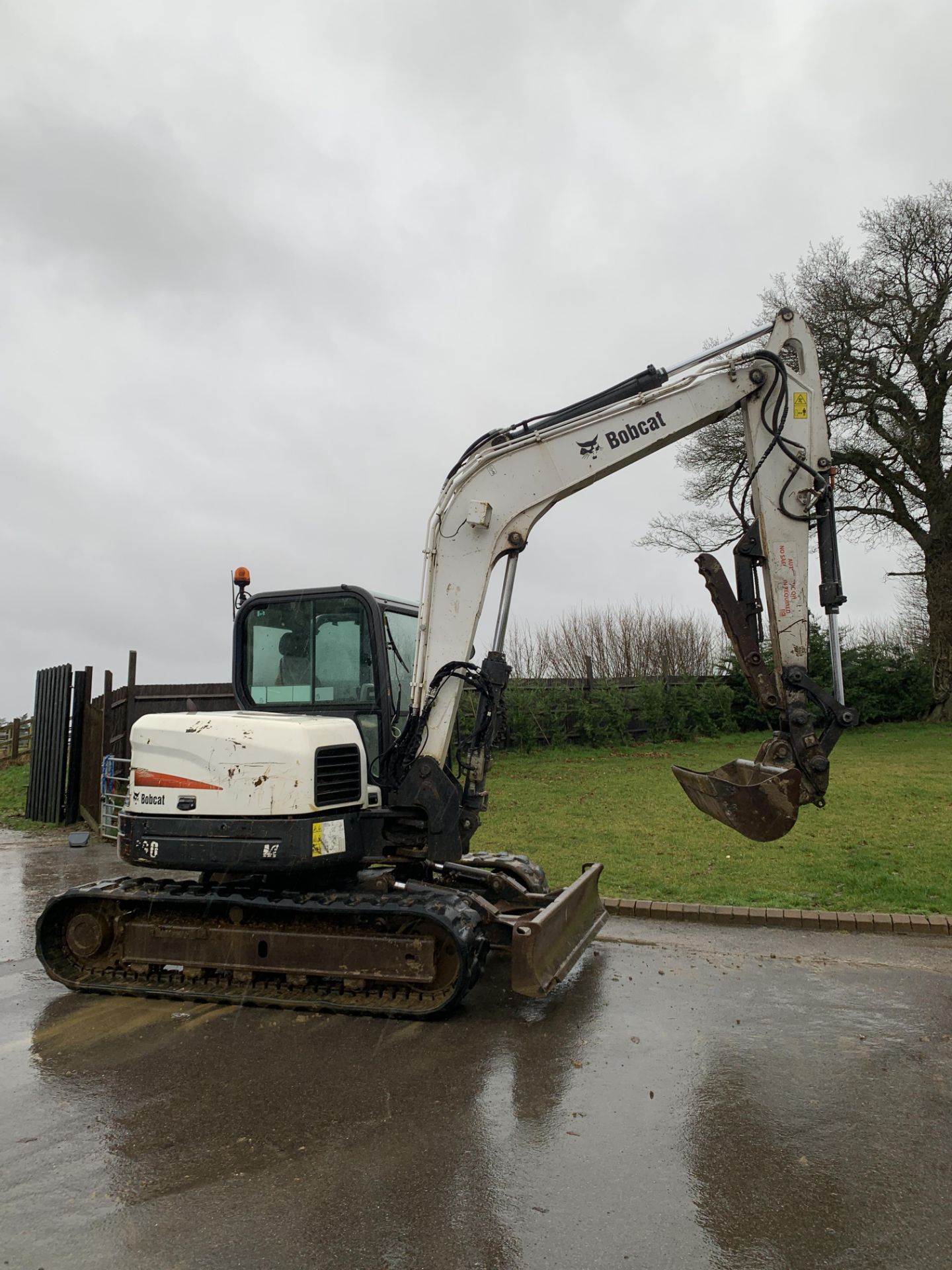 BOBCAT E80 TRACKED CRAWLER EXCAVATOR / DIGGER, C/W HYDRAULIC THUMB, YEAR 2012, RUNS, WORKS AND DIGS