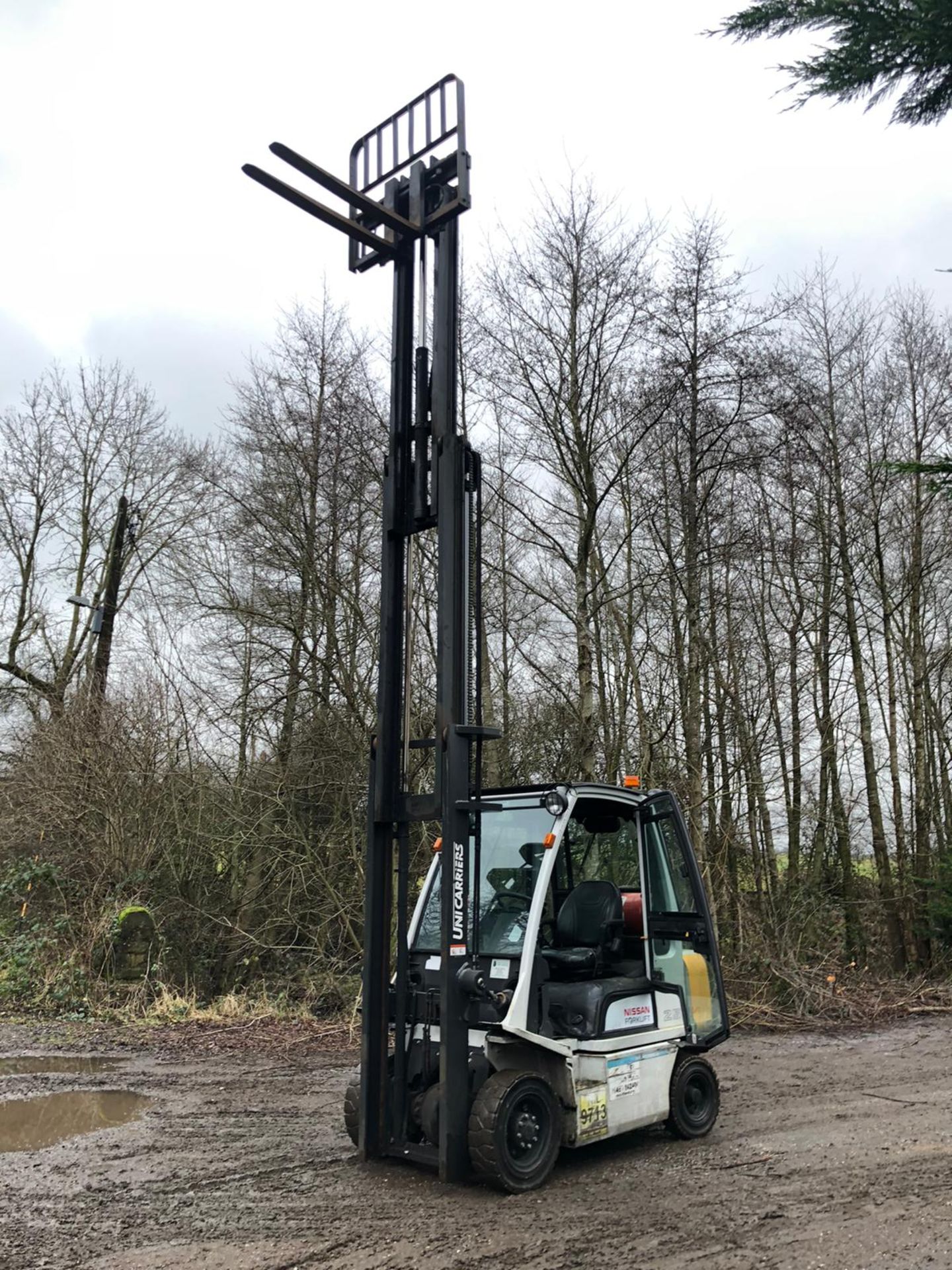 NISSAN 2.5 TON FORKLIFT, 3 STAGE MAST, YEAR 2014, CONTAINER SPEC, SIDE SHIFT, FULL GLASS CAB - Image 4 of 9