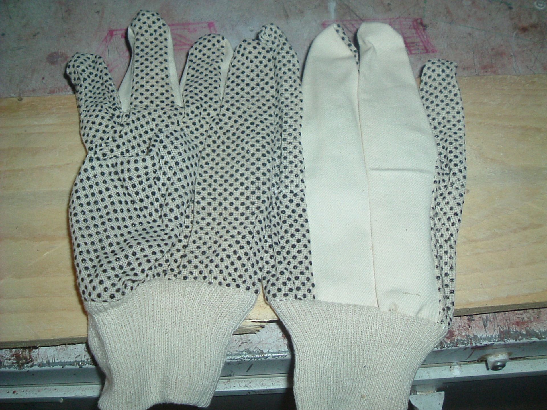 100 PAIRS OF WORK GLOVES *NO VAT* - Image 2 of 2