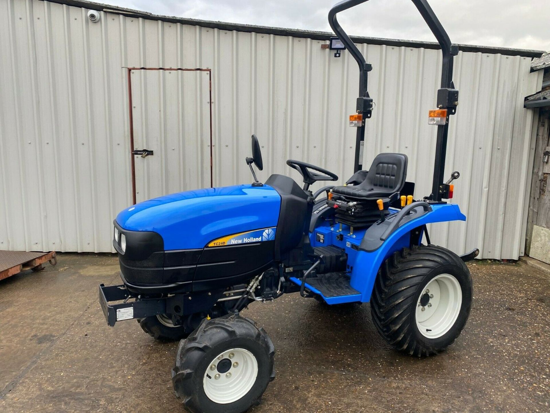 COMPACT TRACTOR NEW HOLLAND TC24D, 4 X 4, ONLY 368 HOURS GENUINE FROM NEW, HYDROSTATIC DRIVE