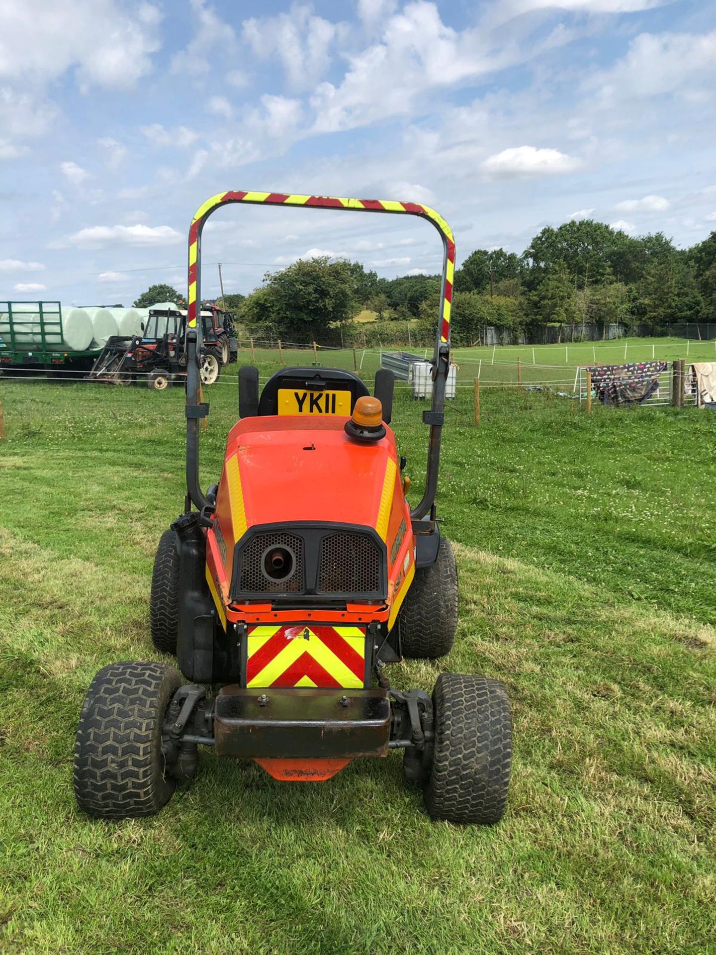 KUBOTA K3680 RIDE ON LAWN MOWER, RUNS WORKS AND CUTS, YEAR 2011, ONLY 1050 HOURS *PLUS VAT* - Image 2 of 5