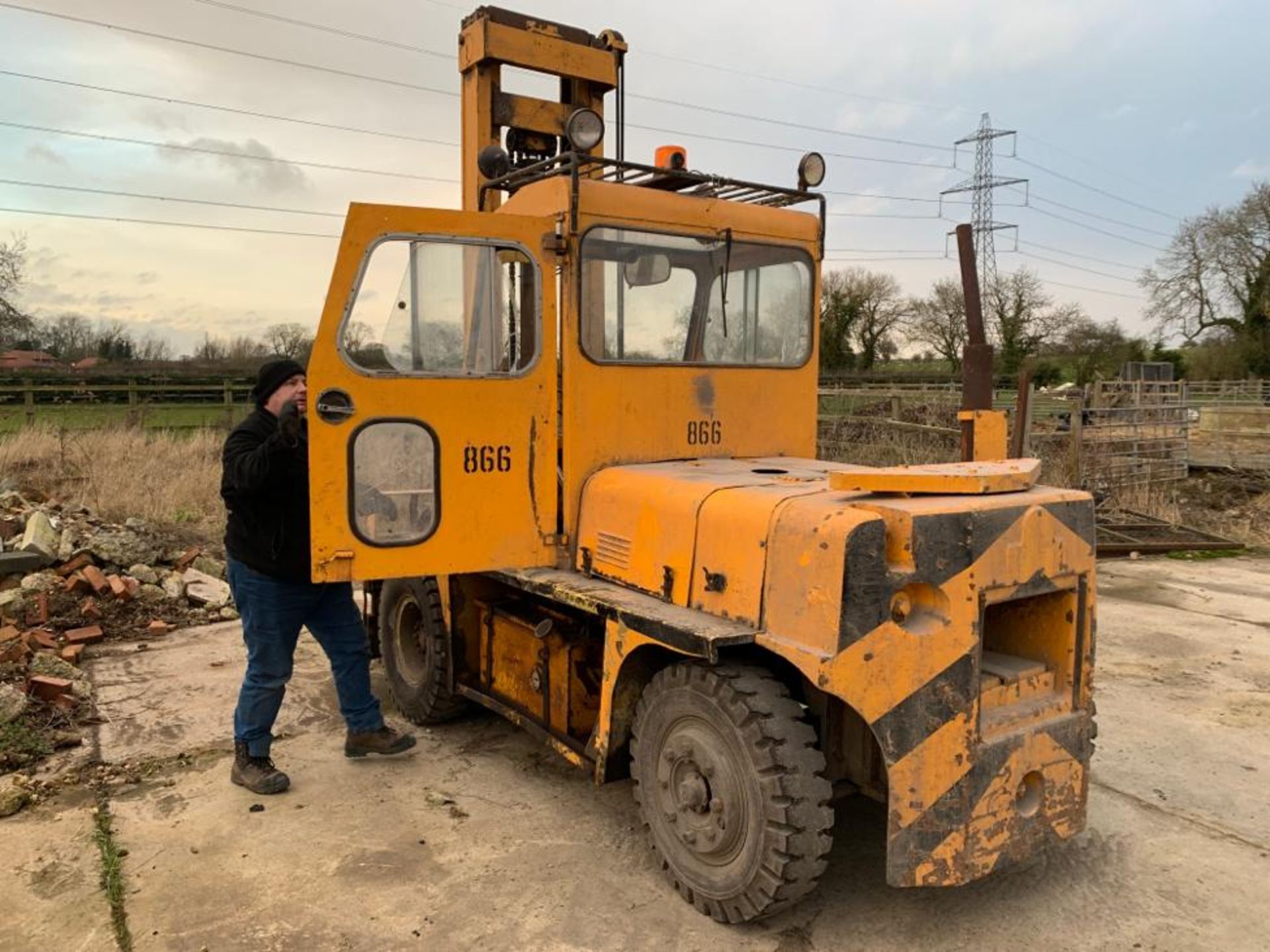 6 TON TWIN WHEEL DIESEL FORKLIFT, GOOD TYRES, 2 SPEED FORWARD & REVERSE, RUNS, WORKS & LIFTS - Image 5 of 14