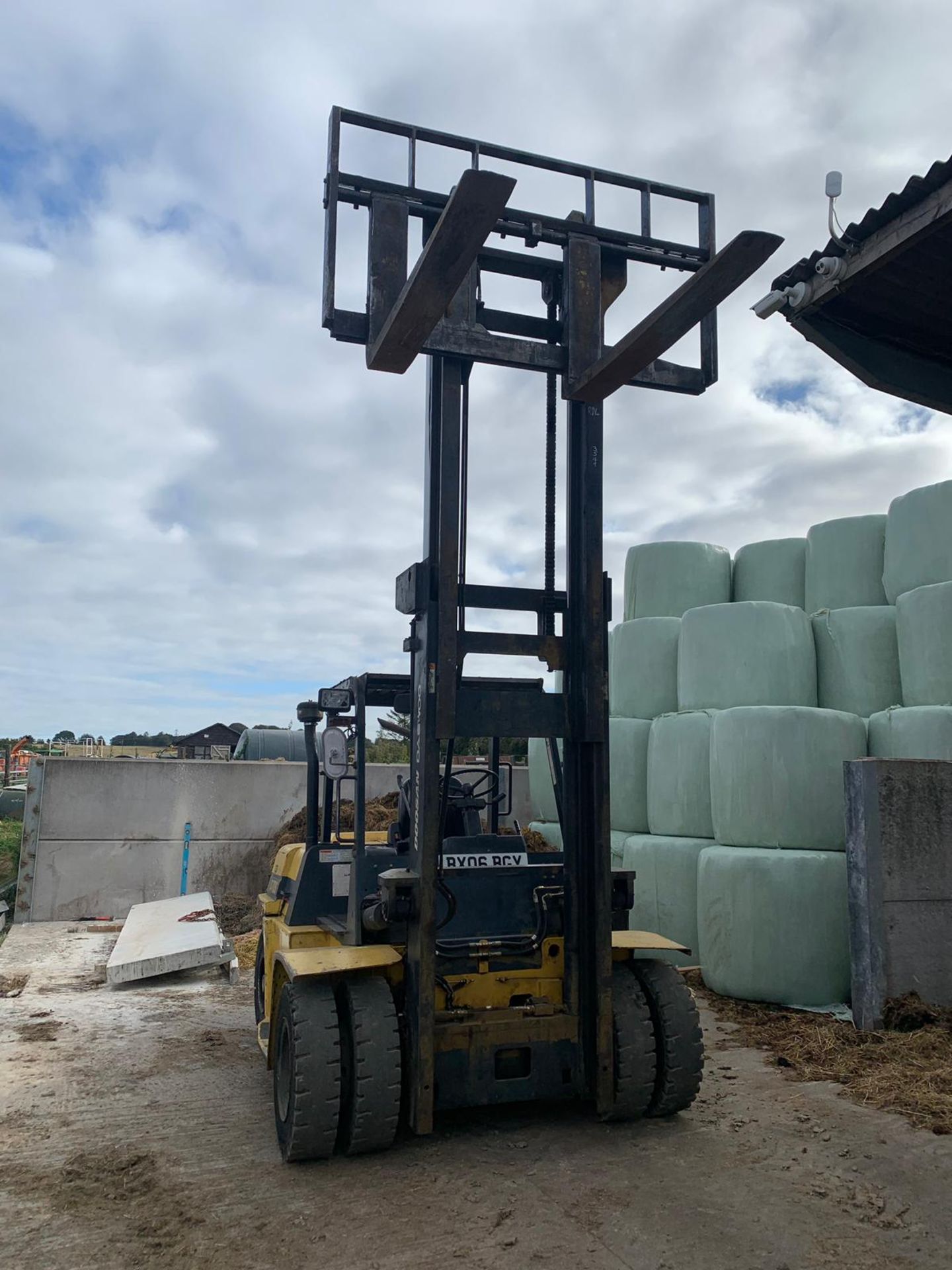 YEAR 2006, DAEWOO DOOSAN D70S 7000 KG TWIN WHEEL DIESEL FORKLIFT YELLOW/BLACK *PLUS VAT* - Image 4 of 9