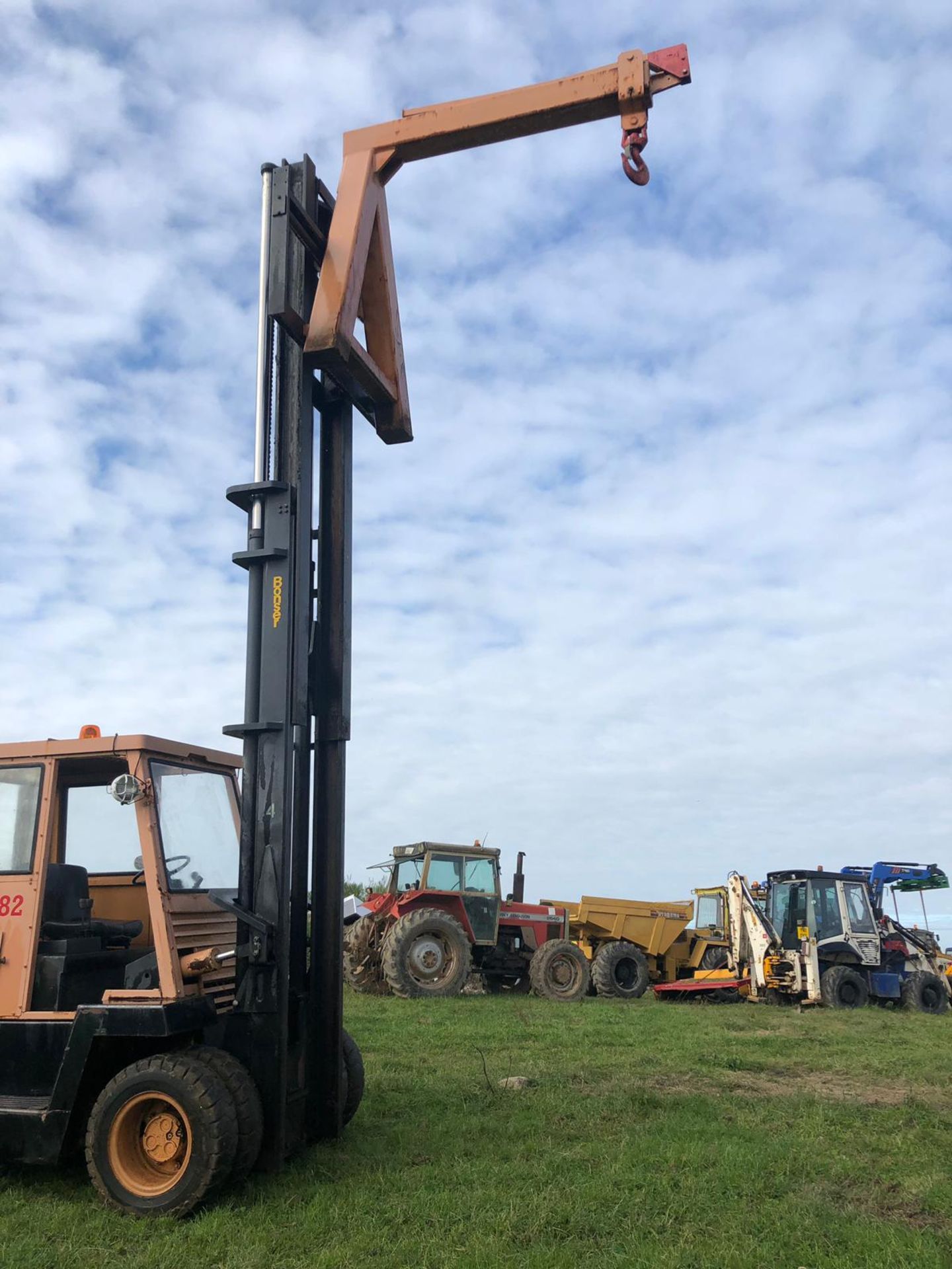 BONSER 7 TON FORKLIFT CRANE, SHOWING 1089 HOURS, TWIN WHEEL ON THE FRONT, RUNS DRIVES, LIFTS - Image 2 of 9