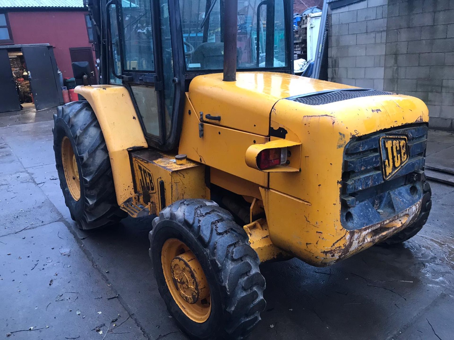 JCB 926 FORKLIFT 4X4 (NEW SHAPE), YEAR 2000, TRIPLE MAST, 4X4 *PLUS VAT* - Image 4 of 12