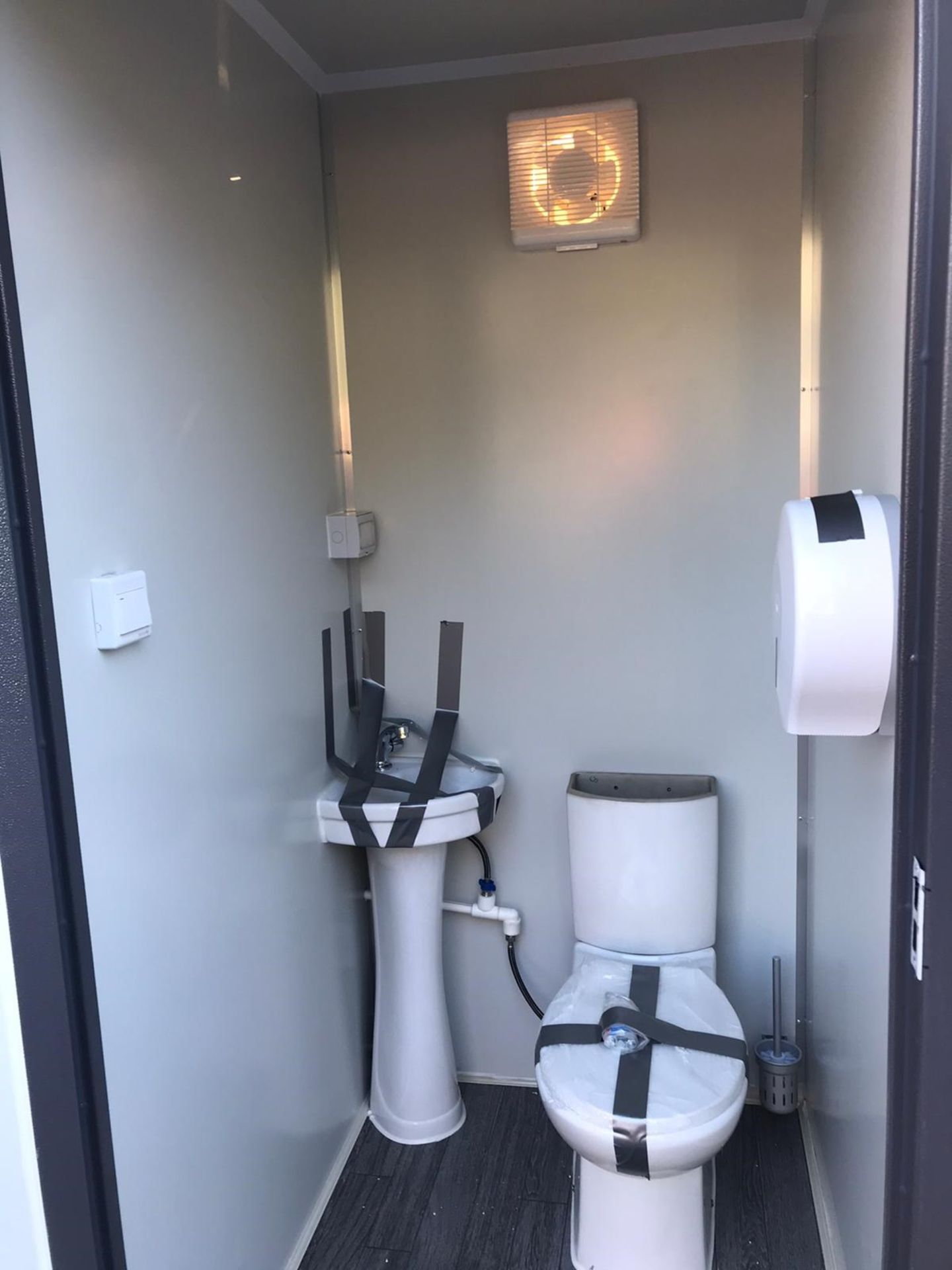 NEW PORTABLE DOUBLE TOILET UNIT / TOILET BLOCK MENS WOMENS, C/W SINK & TOILET, FORKLIFT 4-WAY ENTRY - Image 3 of 3