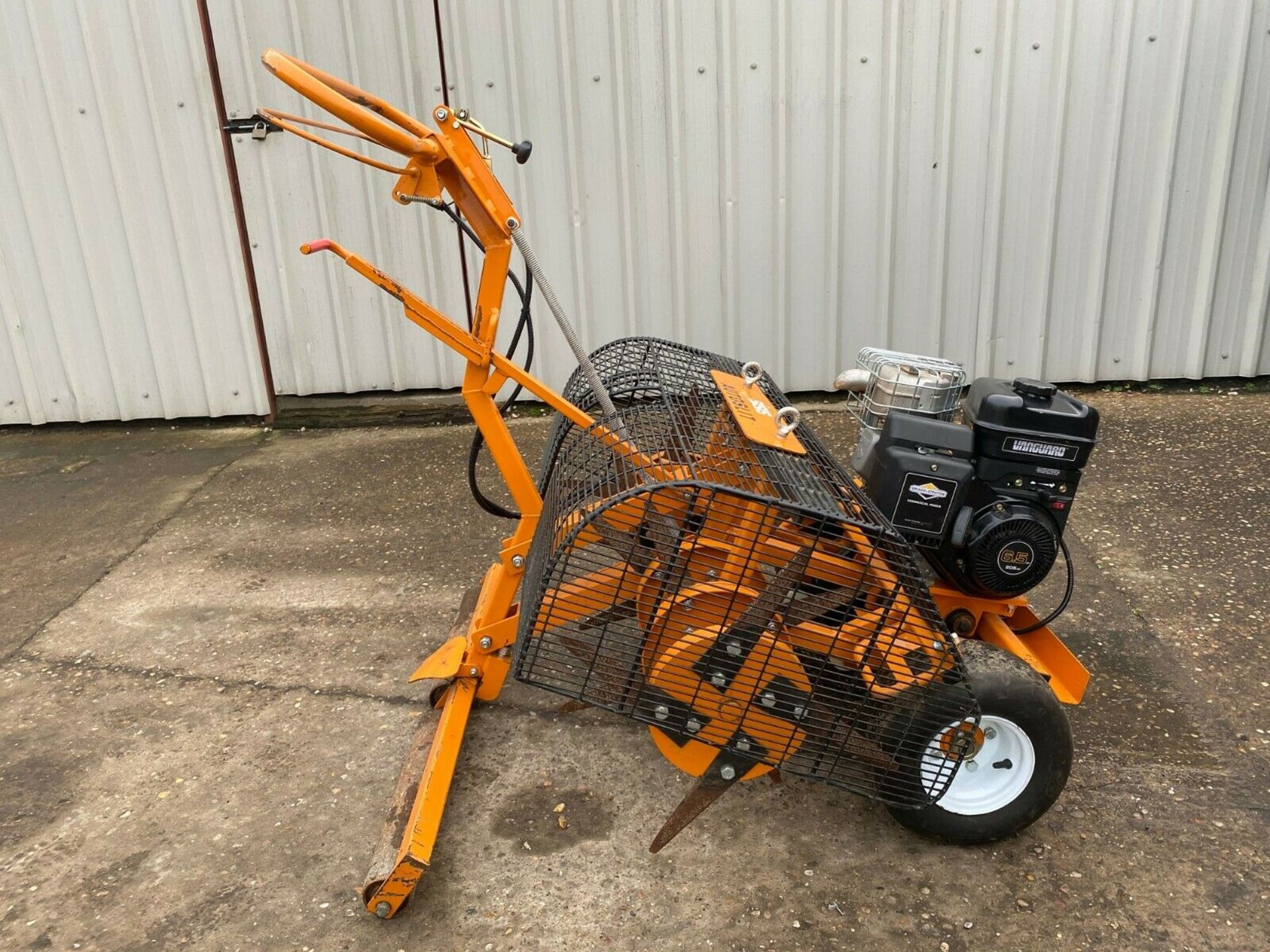 SISIS AUTOSLIT PEDESTRIAN DEEP SLITTER, BRIGGS & STRATTON 6.5HP ENGINE, EXCELLENT CONDITION - Image 5 of 10