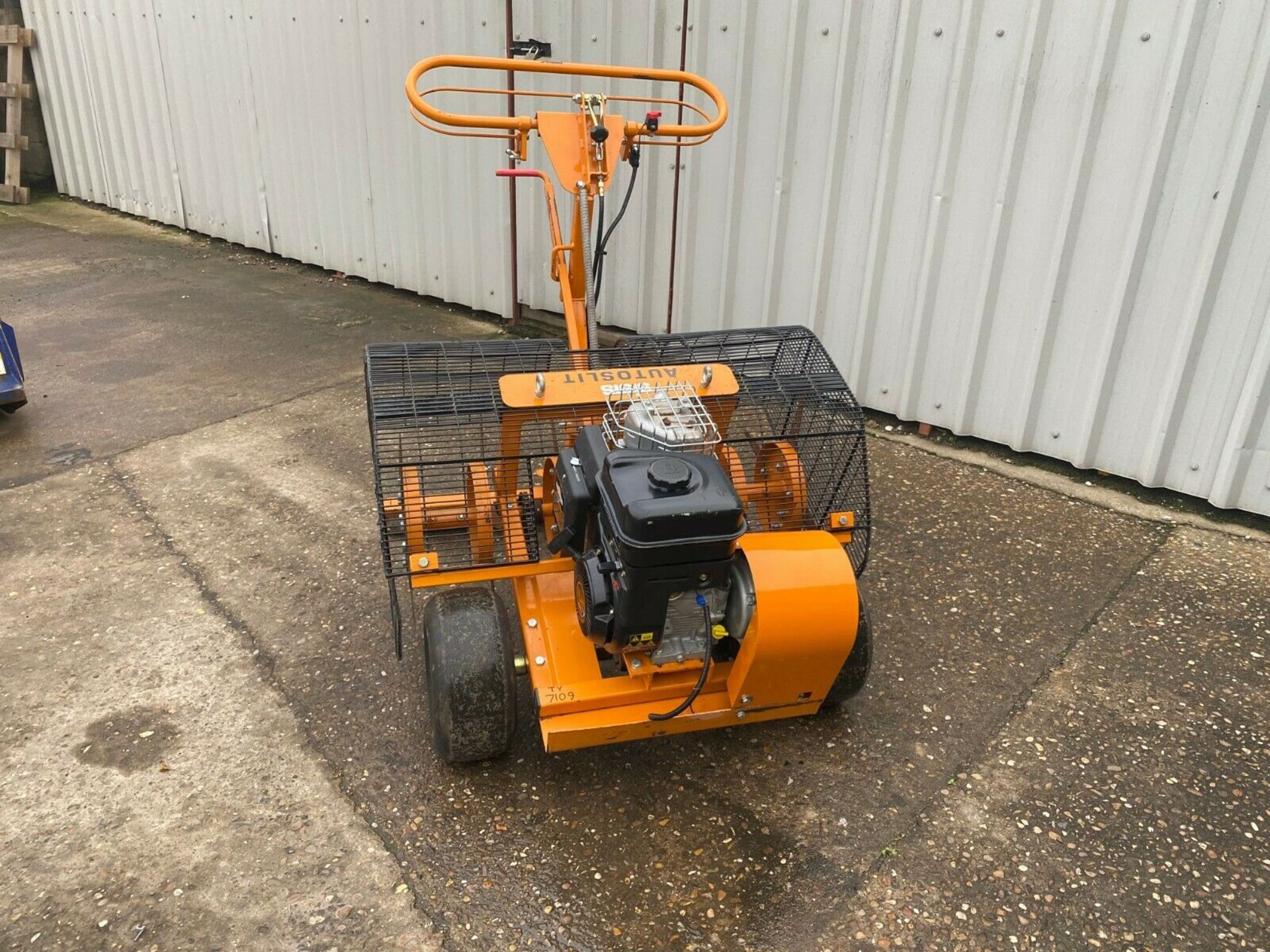 SISIS AUTOSLIT PEDESTRIAN DEEP SLITTER, BRIGGS & STRATTON 6.5HP ENGINE, EXCELLENT CONDITION - Image 2 of 10