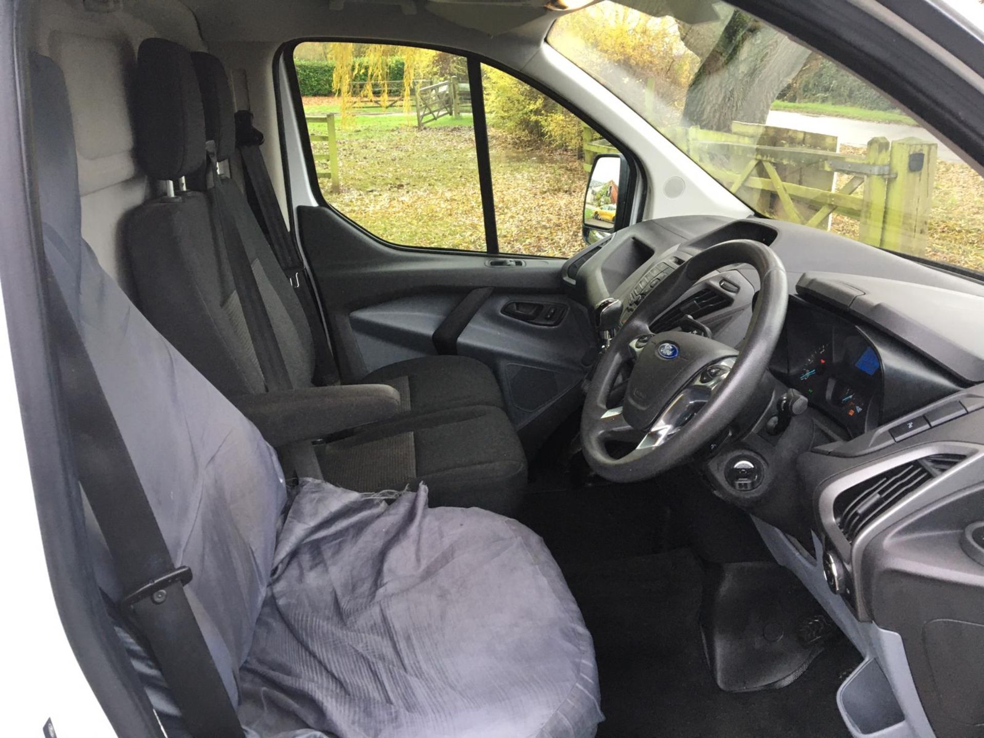 2015/65 REG FORD TRANSIT CUSTOM 270 ECO-TECH 2.2 DIESEL WHITE PANEL VAN, SHOWING 0 FORMER KEEPERS - Image 9 of 11