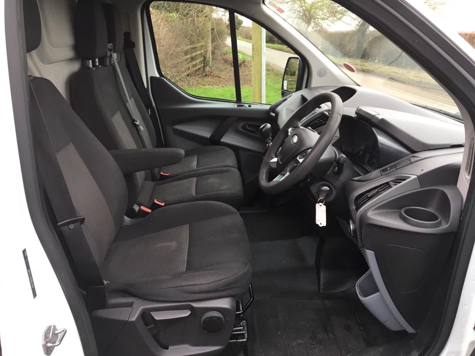 2015/65 REG FORD TRANSIT CUSTOM 270 ECO-TECH 2.2 DIESEL WHITE PANEL VAN, SHOWING 0 FORMER KEEPERS - Image 12 of 14