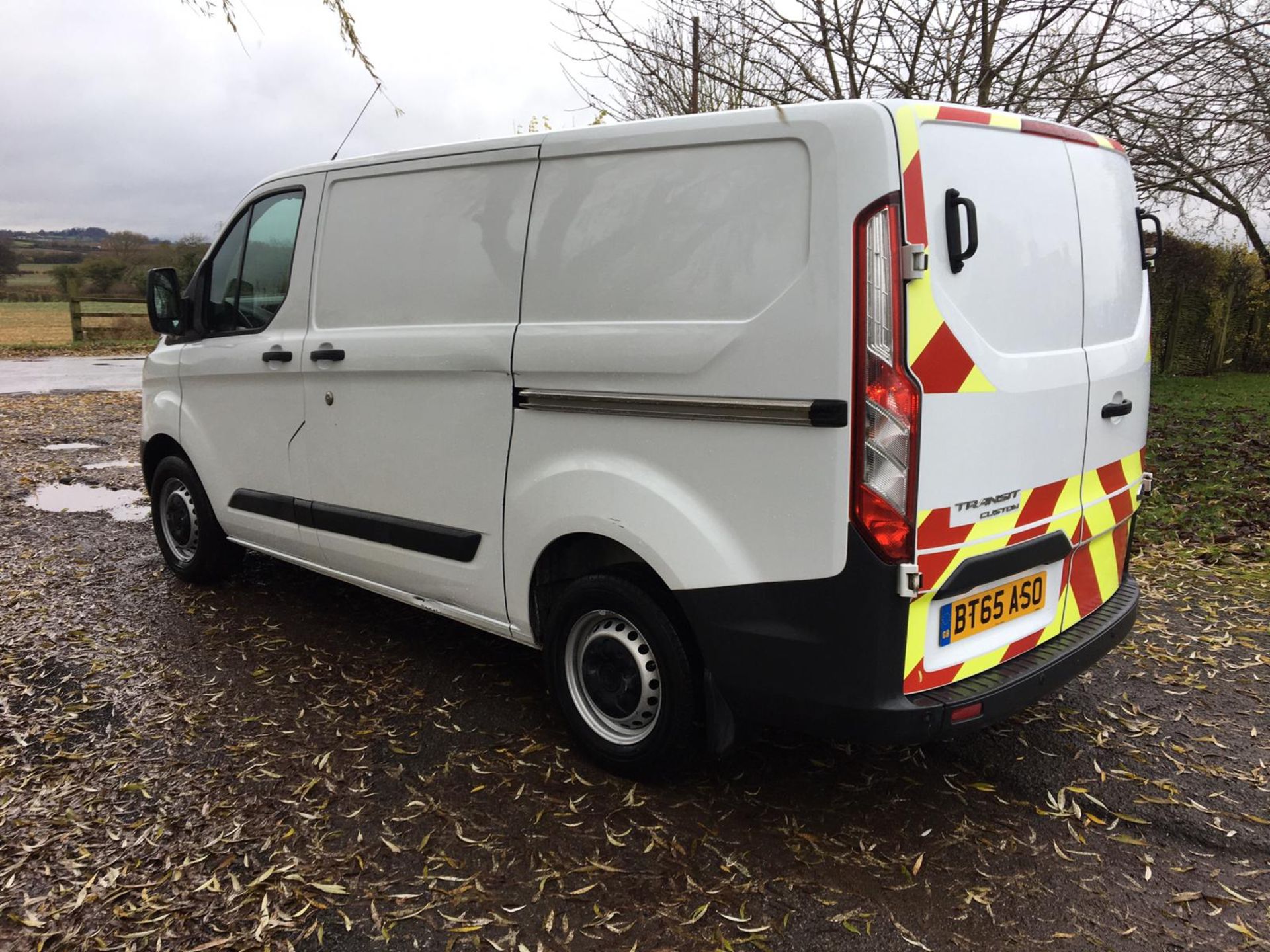 2015/65 REG FORD TRANSIT CUSTOM 270 ECO-TECH 2.2 DIESEL WHITE PANEL VAN, SHOWING 0 FORMER KEEPERS - Image 4 of 11