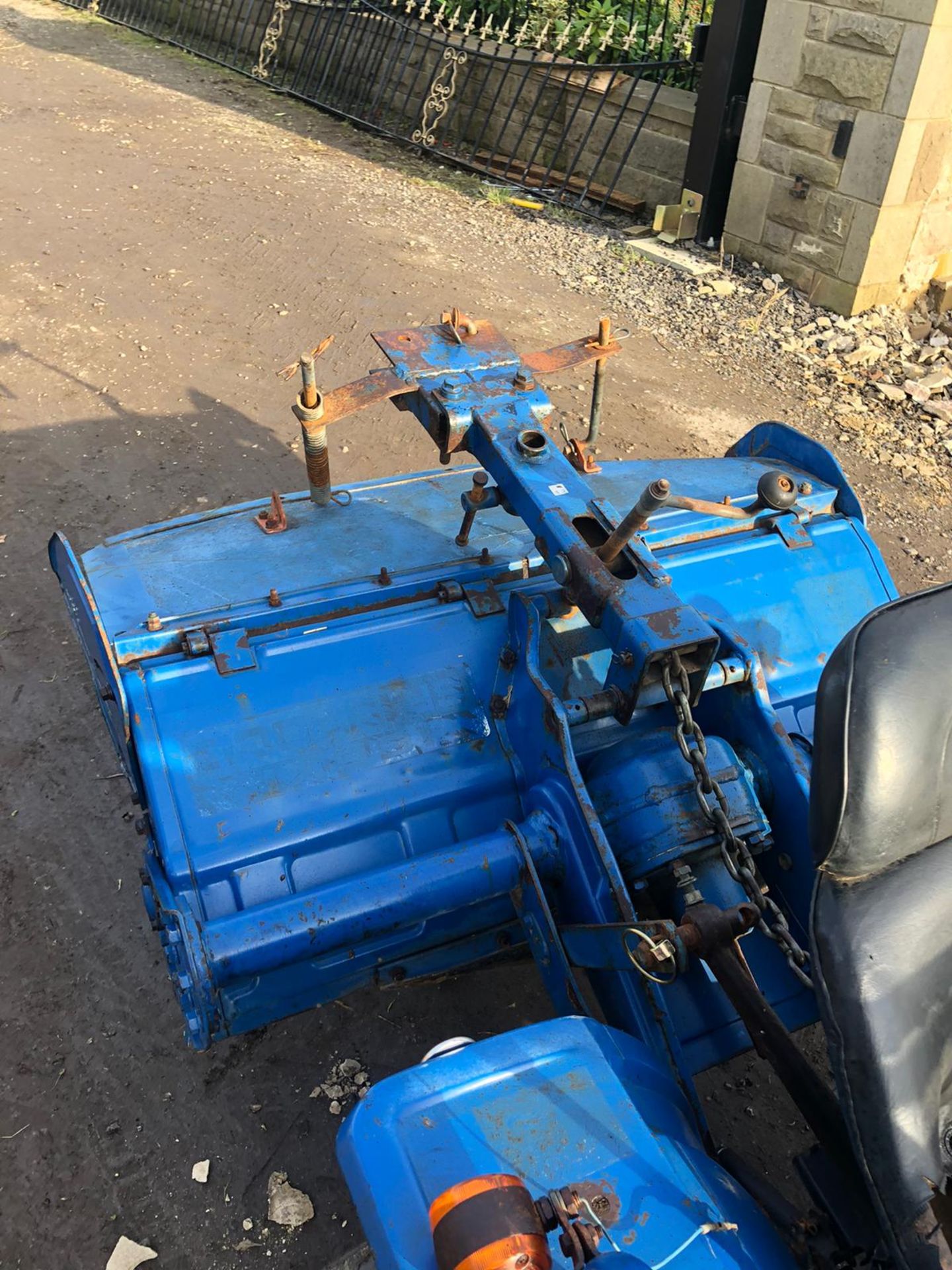ISEKI TX1000 COMPACT TRACTOR WITH ROTAVATOR, 4 WHEEL DRIVE, RUNS, WORKS AND DRIVES *PLUS VAT* - Image 3 of 5
