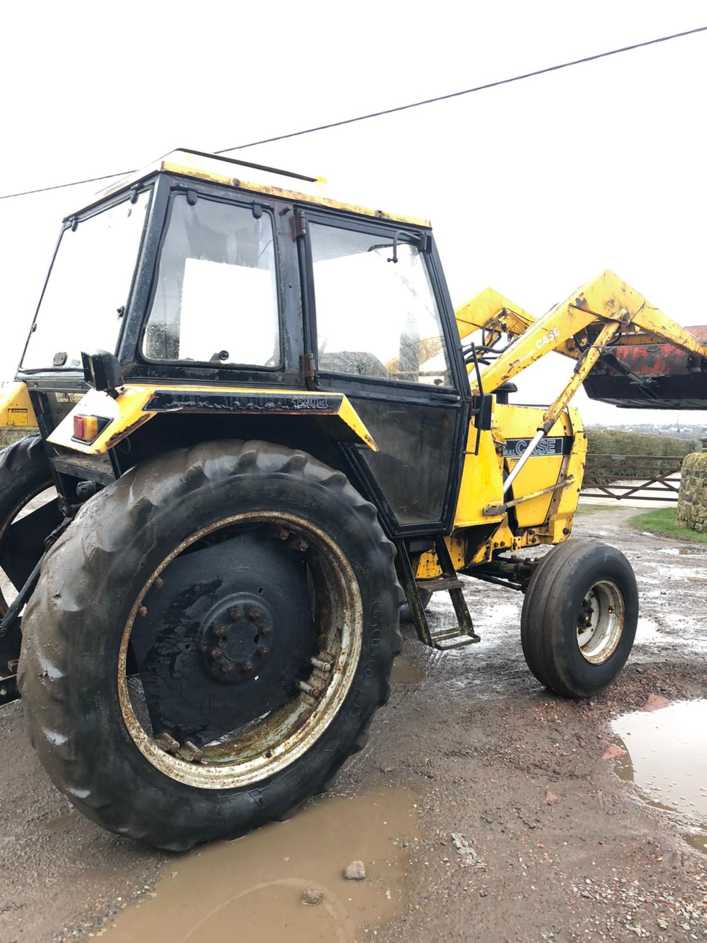 CASE INTERNATIONAL 1394 LOADER TRACTOR, RUNS AND WORKS WELL, 3 POINT LINKAGE, PTO WORKING, 774 HOURS - Image 5 of 8