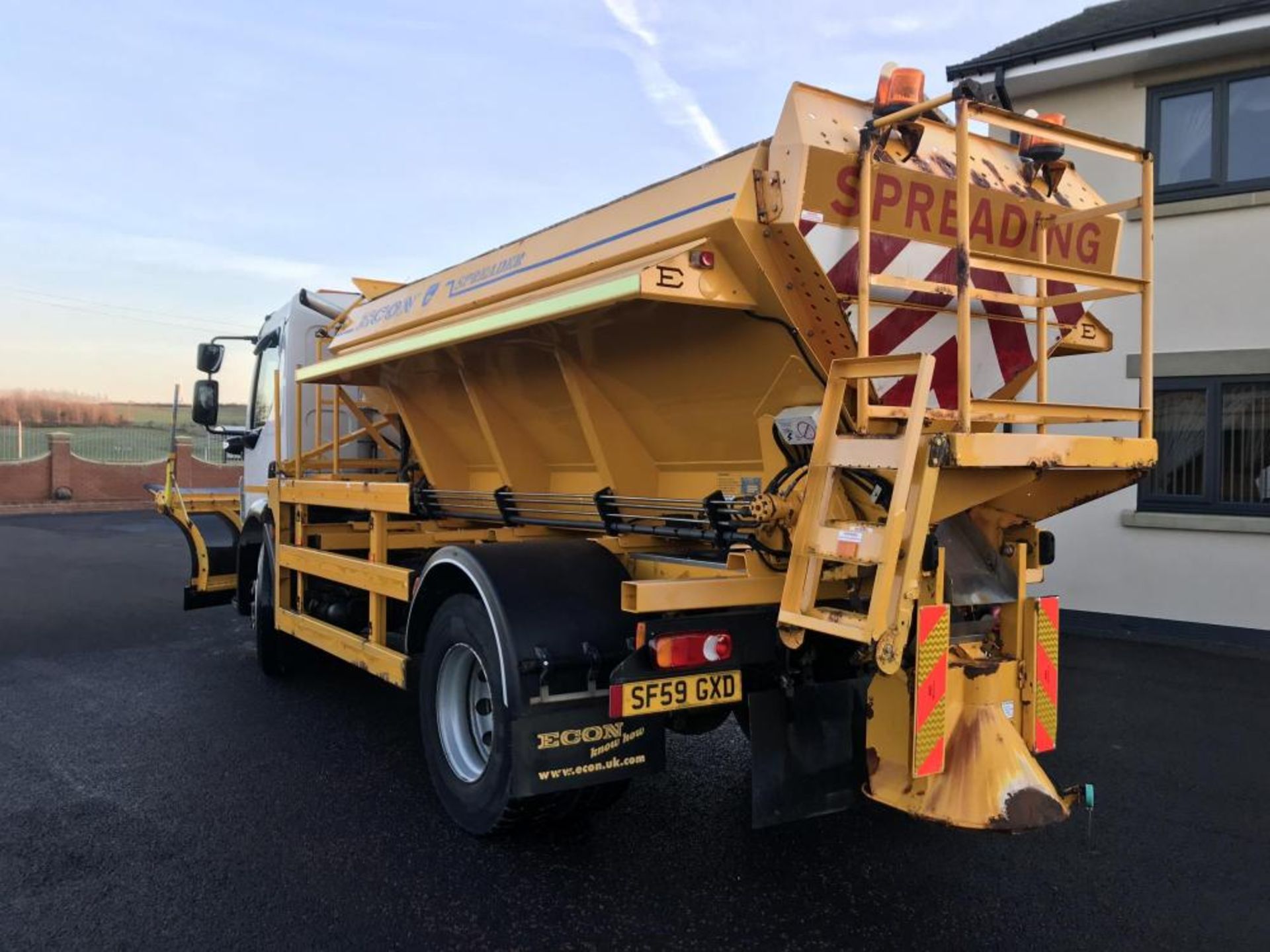 2010/59 REG VOLVO FE240 18 TON ECON GRITTER WITH PLOUGH EX COUNCIL ONLY 40,000 MILES *PLUS VAT* - Image 3 of 24