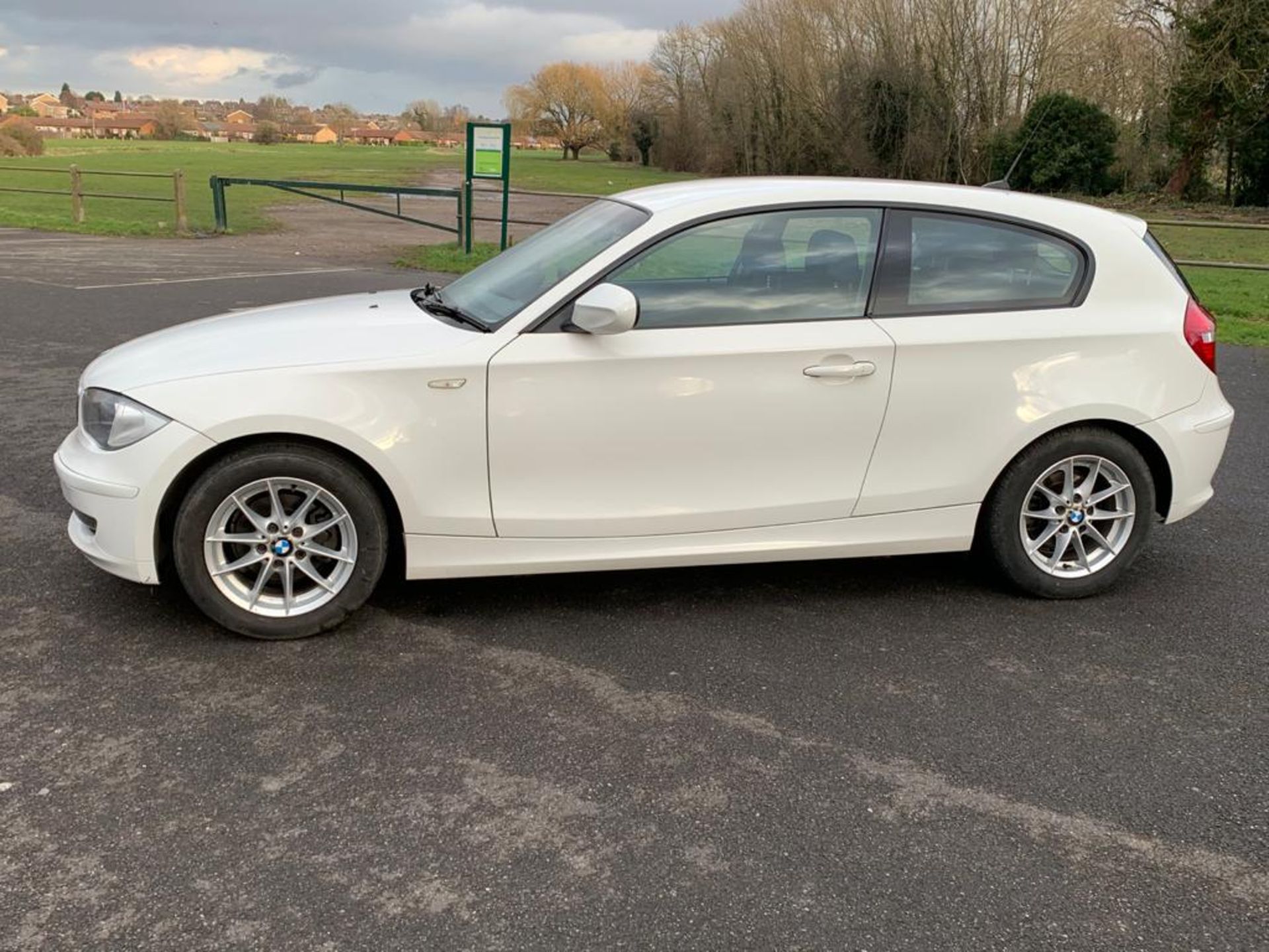 2011/11 REG BMW 116D SE 2.0 DIESEL WHITE 3 DOOR HATCHBACK, SHOWING 2 FORMER KEEPERS *NO VAT* - Image 5 of 16