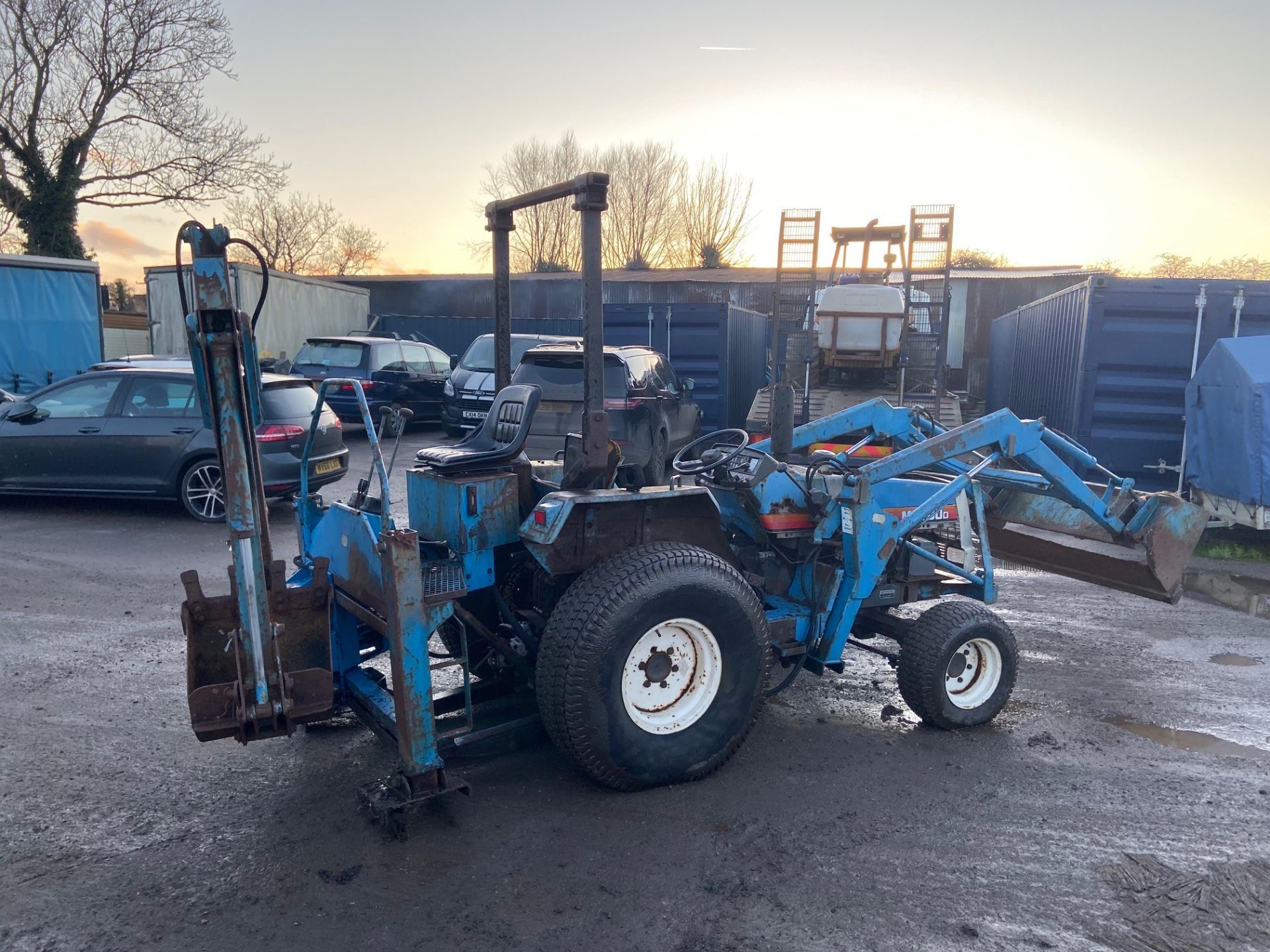 MITSUBISHI MT300D TRACTOR WITH LOADER BACKHOE 4X4, GRASS TYRES, 30 HP *PLUS VAT* - Image 4 of 7