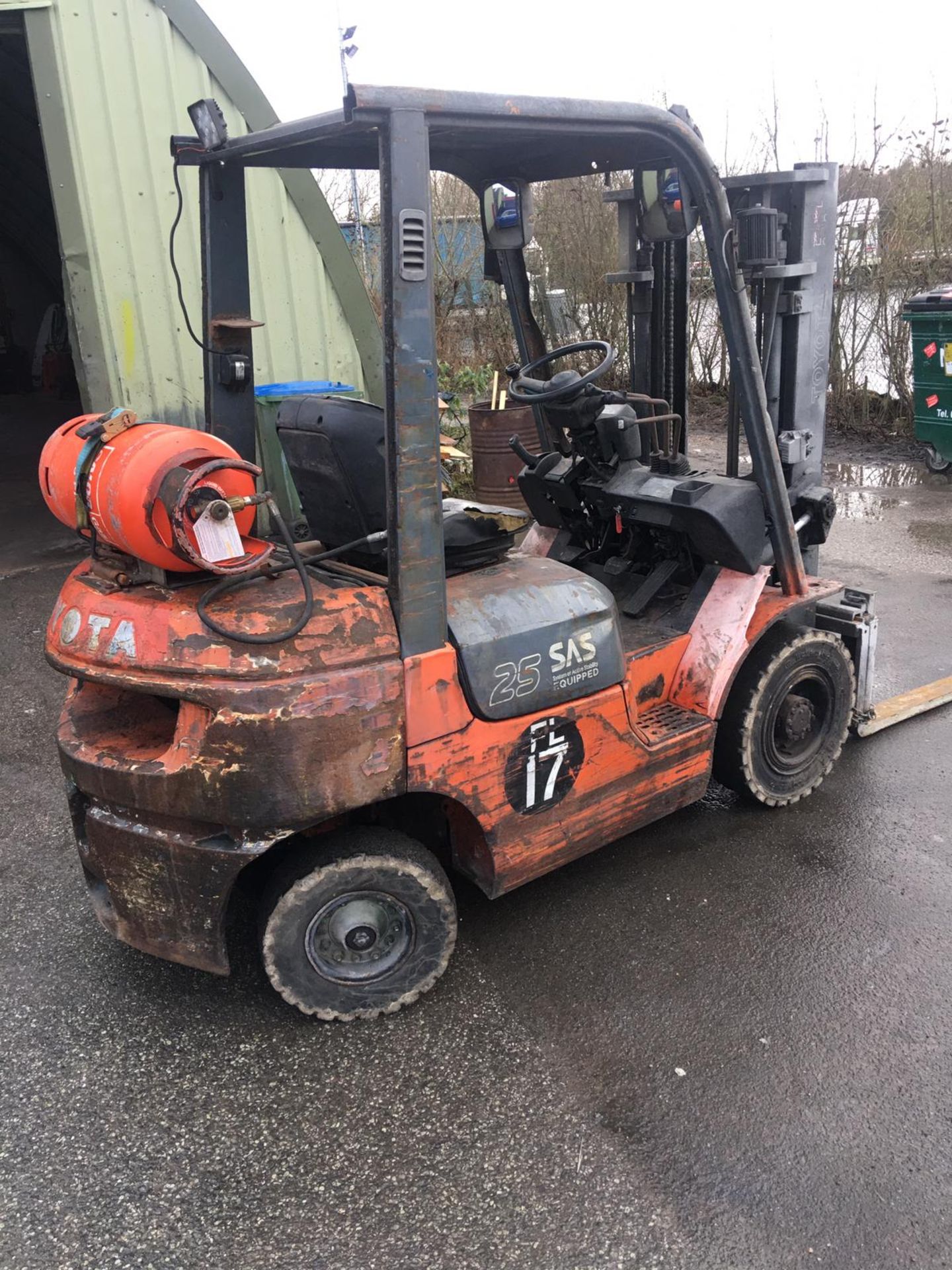 TOYOTA 25 GAS POWERED FORKLIFT, RUNS, WORKS AND LIFTS *NO VAT* - Image 5 of 12