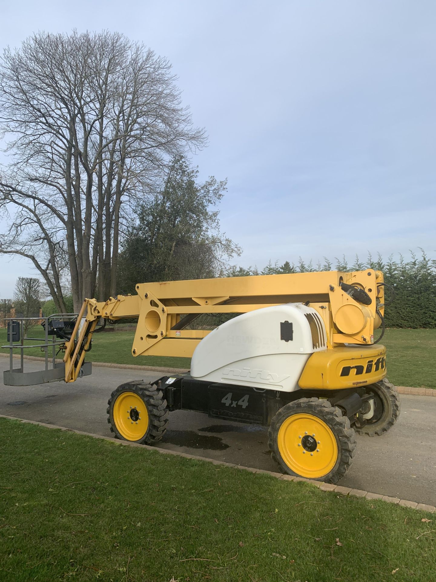 NIFTY LIFT hR21D 4X4 CHERRY PICKER, RUNS WORKS AND LIFTS *PLUS VAT* - Image 3 of 6