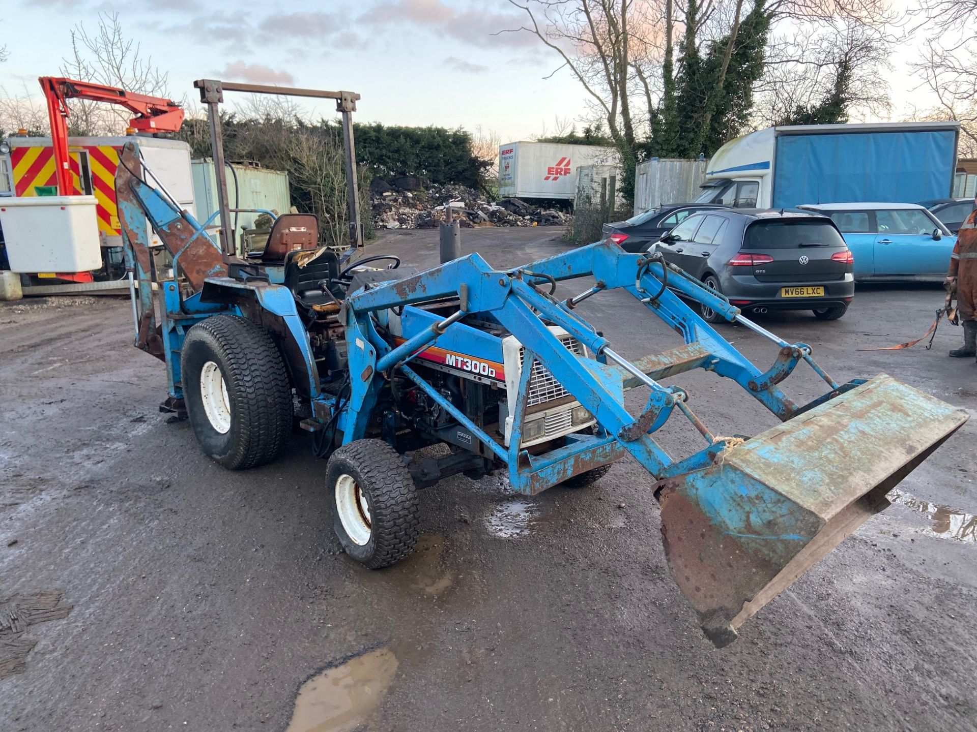 MITSUBISHI MT300D TRACTOR WITH LOADER BACKHOE 4X4, GRASS TYRES, 30 HP *PLUS VAT*