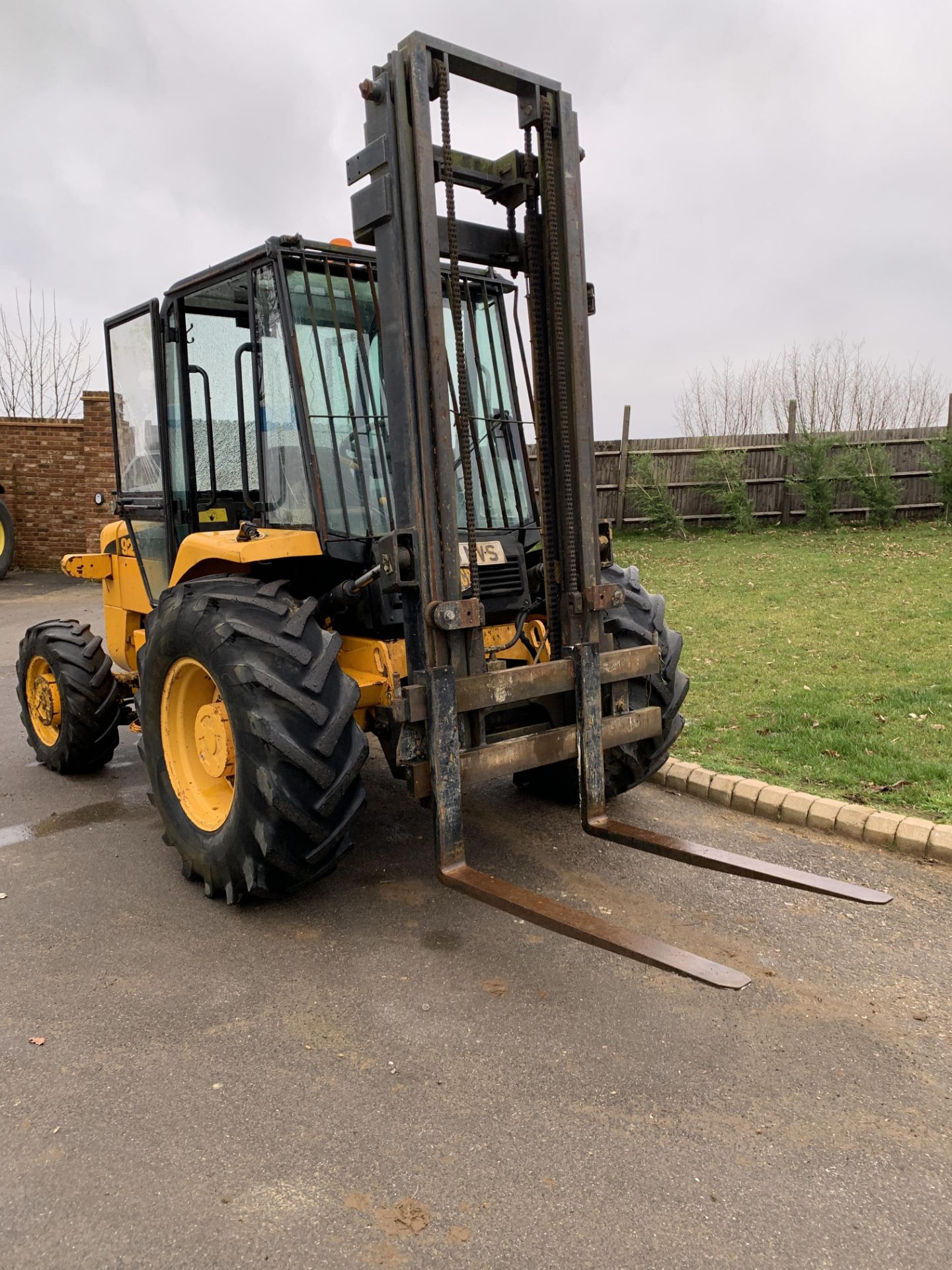 JCB 926 FORKLIFT, YEAR 2000, NEW SHAPE WITH AN EXTENDED LIFT, BRAND NEW FOLKS & CHAINS *NO VAT* - Image 2 of 9