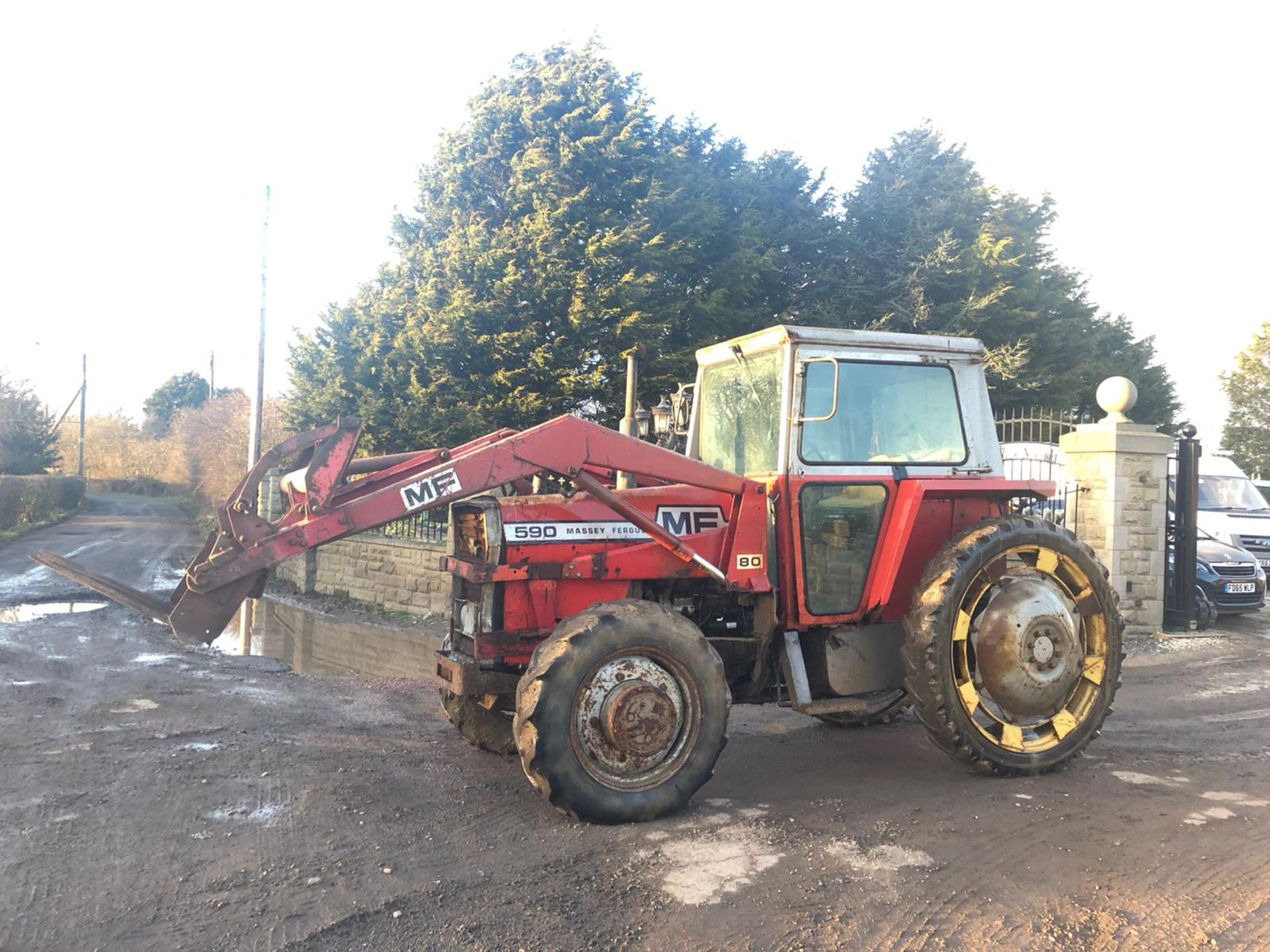 MASSEY FERGUSON 590 TRACTOR, 4 WHEEL DRIVE, ROAD REGISTERED, RUNS, WORKS LIFTS *PLUS VAT* - Image 2 of 6