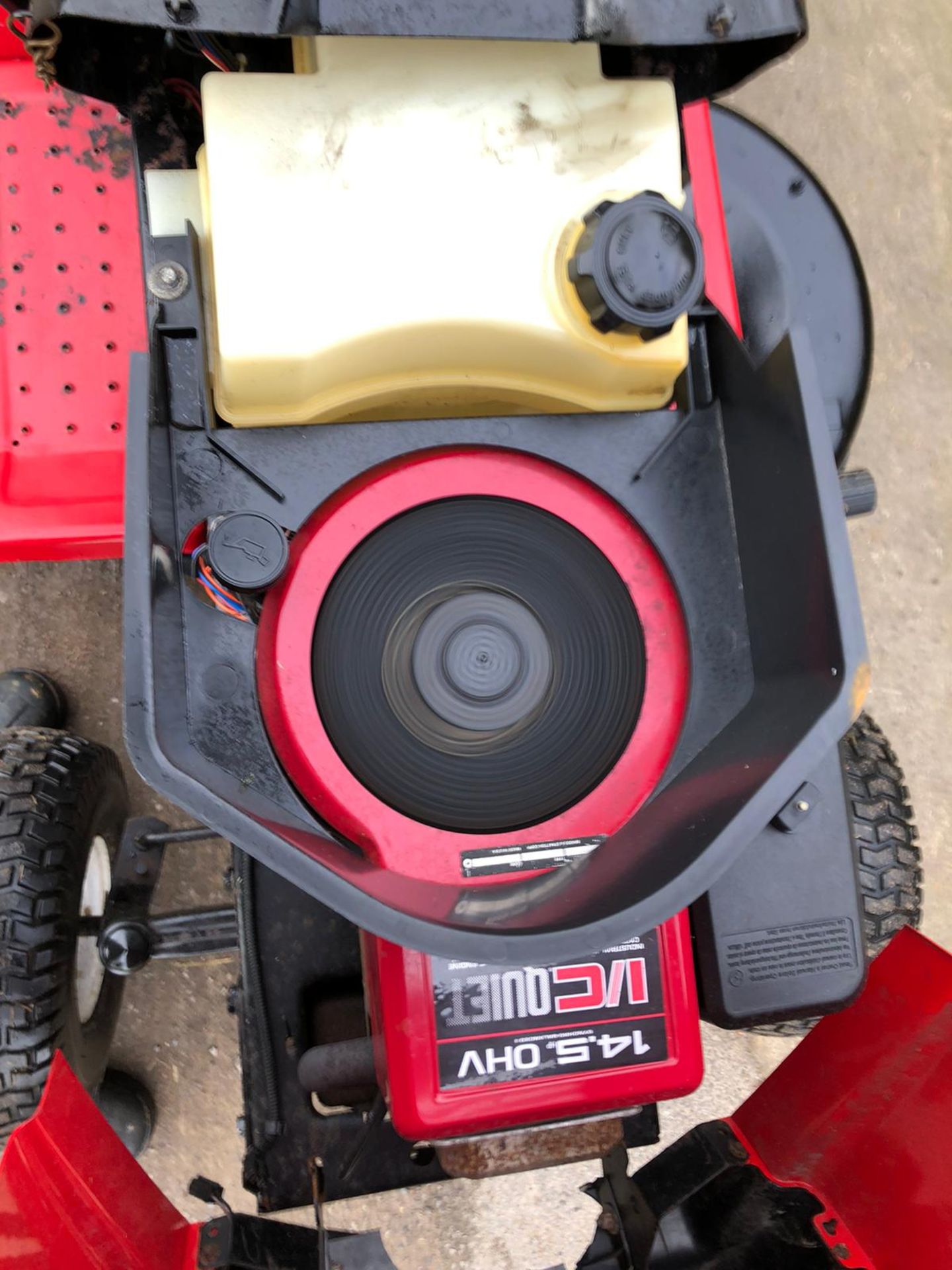 RALLY RIDE ON LAWN MOWER, HYDROSTATIC DRIVE, RUNS, WORKS AND CUTS *NO VAT* - Image 5 of 5