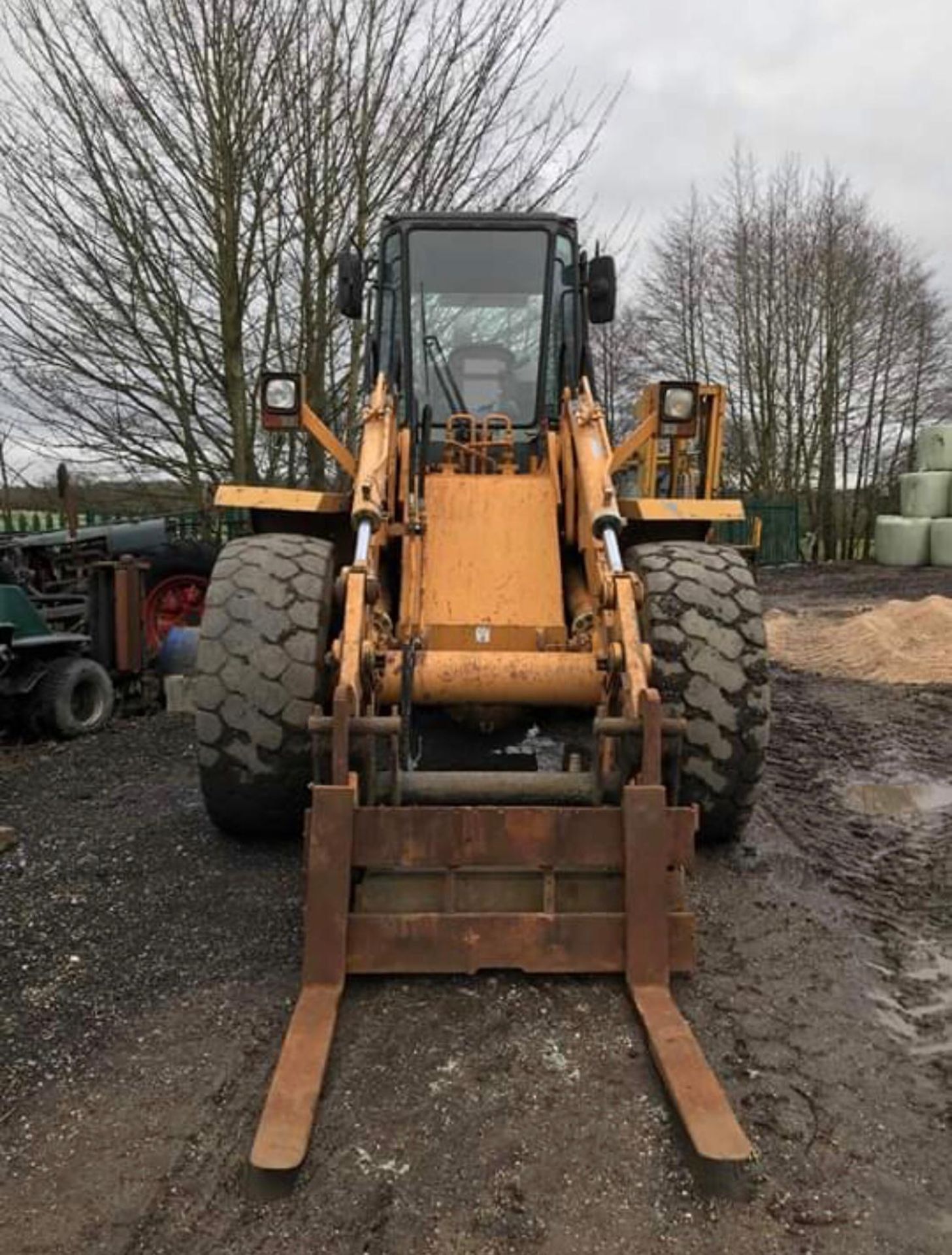 CASE 721B LOADING SHOVEL, YEAR 1996, STILL IN USE, COMES WITH FORK ATTACHMENTS *PLUS VAT* - Image 3 of 11