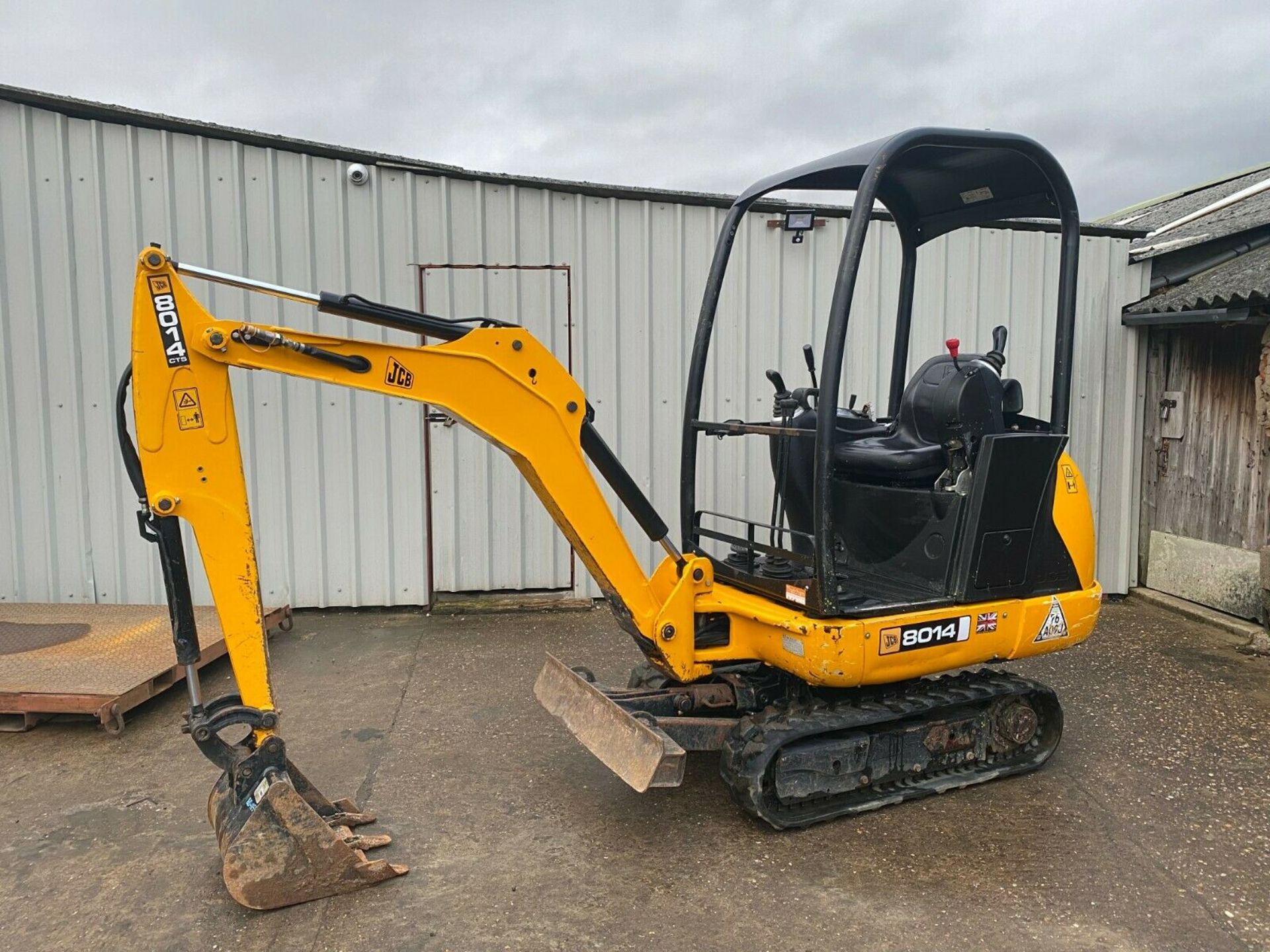 JCB 8014 CTS MINI DIGGER, YEAR 2016, ONLY 935 HOURS, COMPLETE WITH DIGGING BUCKET *PLUS VAT*