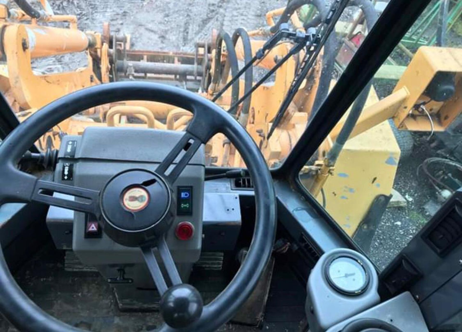 CASE 721B LOADING SHOVEL, YEAR 1996, STILL IN USE, COMES WITH FORK ATTACHMENTS *PLUS VAT* - Image 8 of 11