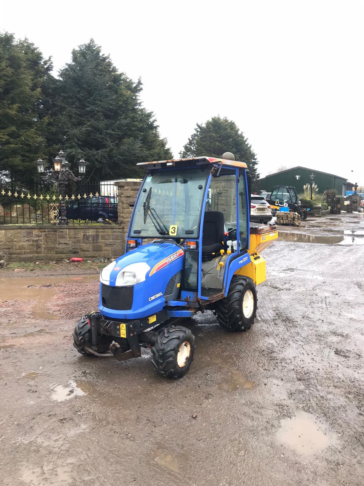 ISEKI TXG237 COMPACT TRACTOR, FULL GLASS CAB, ONLY 411 HOURS, YEAR 2011 *PLUS VAT* - Image 3 of 7