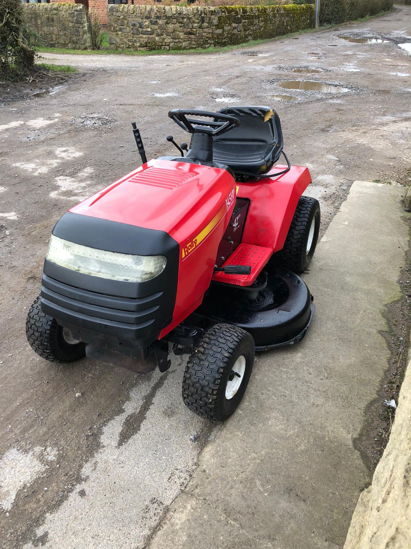 RALLY RIDE ON LAWN MOWER, HYDROSTATIC DRIVE, RUNS, WORKS AND CUTS *NO VAT* - Image 2 of 5