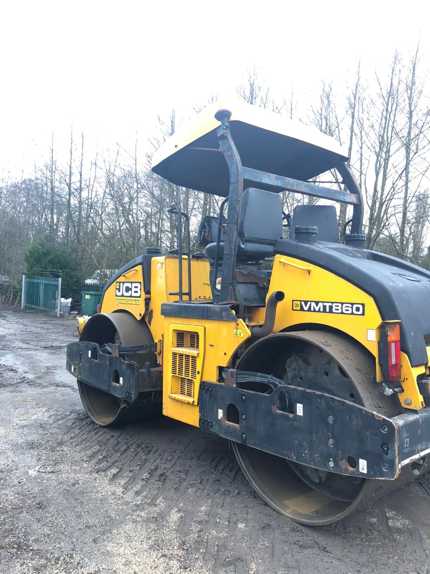 JCB VMT860 9 TON RIDE ON TWIN DRUM ROLLER, YEAR 2011, RUNS, WORKS AND VIBRATES *PLUS VAT* - Image 4 of 6