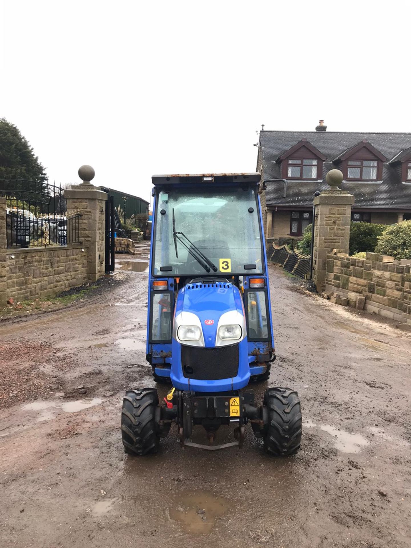 ISEKI TXG237 COMPACT TRACTOR, FULL GLASS CAB, ONLY 411 HOURS, YEAR 2011 *PLUS VAT* - Image 2 of 7