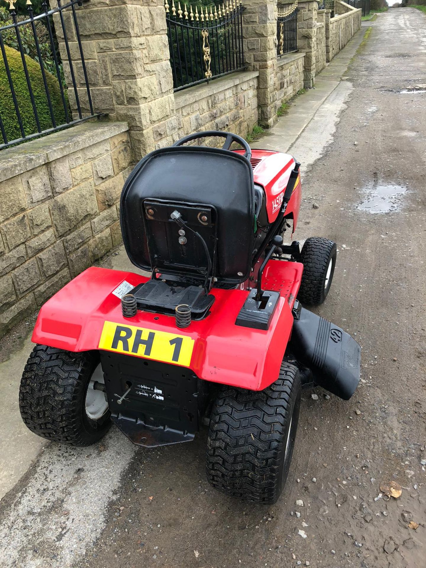 RALLY RIDE ON LAWN MOWER, HYDROSTATIC DRIVE, RUNS, WORKS AND CUTS *NO VAT* - Image 3 of 5