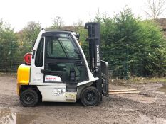 NISSAN 2.5 TON FORKLIFT, 3 STAGE MAST, YEAR 2014, CONTAINER SPEC, SIDE SHIFT, FULL GLASS CAB
