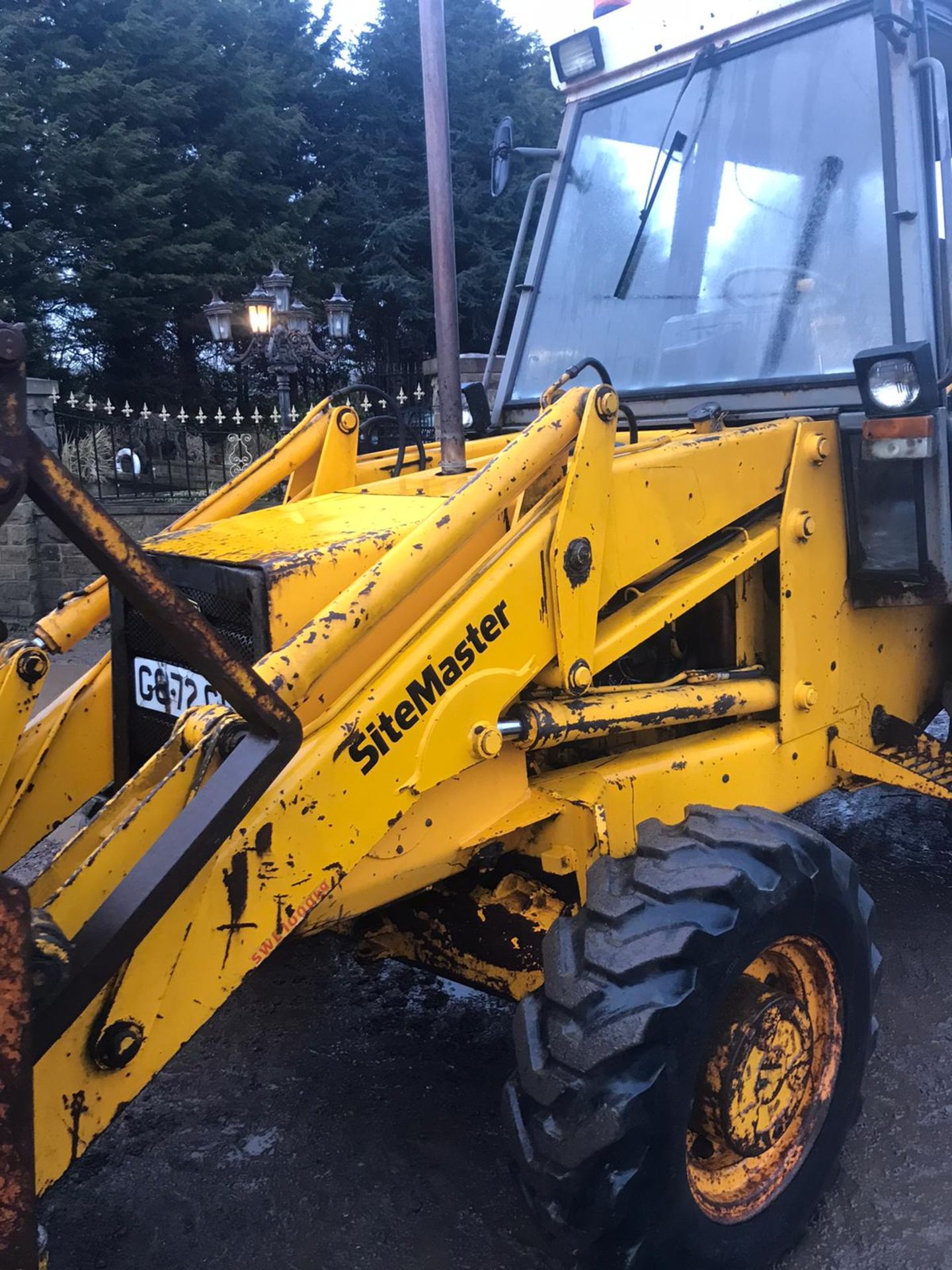 JCB 3CX SITEMASTER, 4 WHEEL DRIVE, EXTRA DIG, 4-IN-1 BUCKET, C/W 3 X BUCKETS, RUNS, WORKS & DIGS - Image 2 of 10