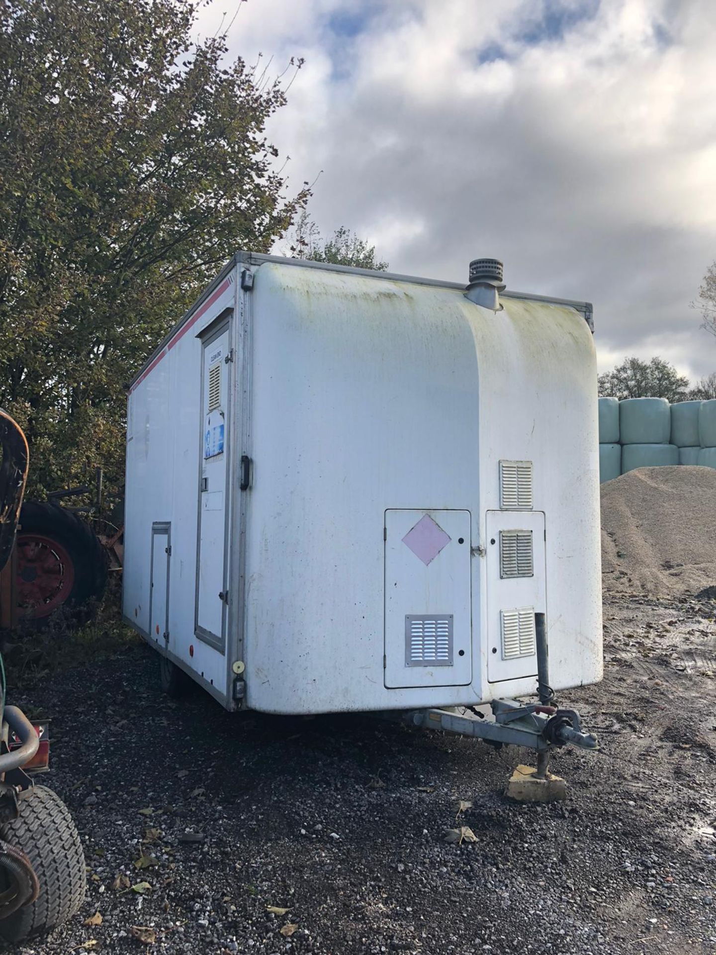 SMH MOBILE SHOWER UNIT, CHANGING ROOM INSIDE, SHOWER ROOM, COMES WITH BOILER *PLUS VAT* - Image 6 of 10