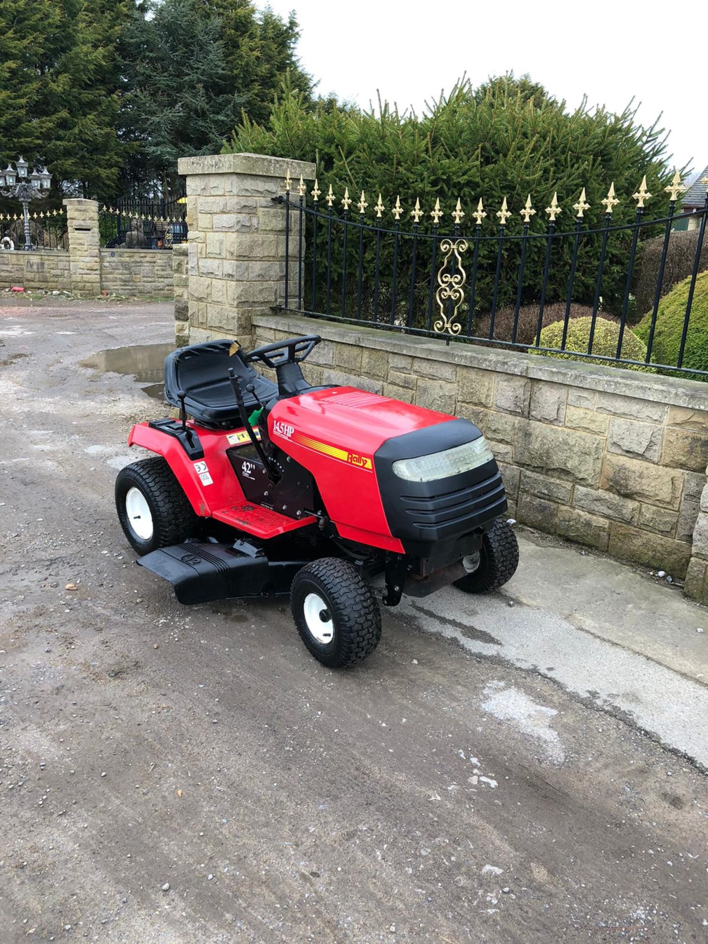 RALLY RIDE ON LAWN MOWER, HYDROSTATIC DRIVE, RUNS, WORKS AND CUTS *NO VAT*