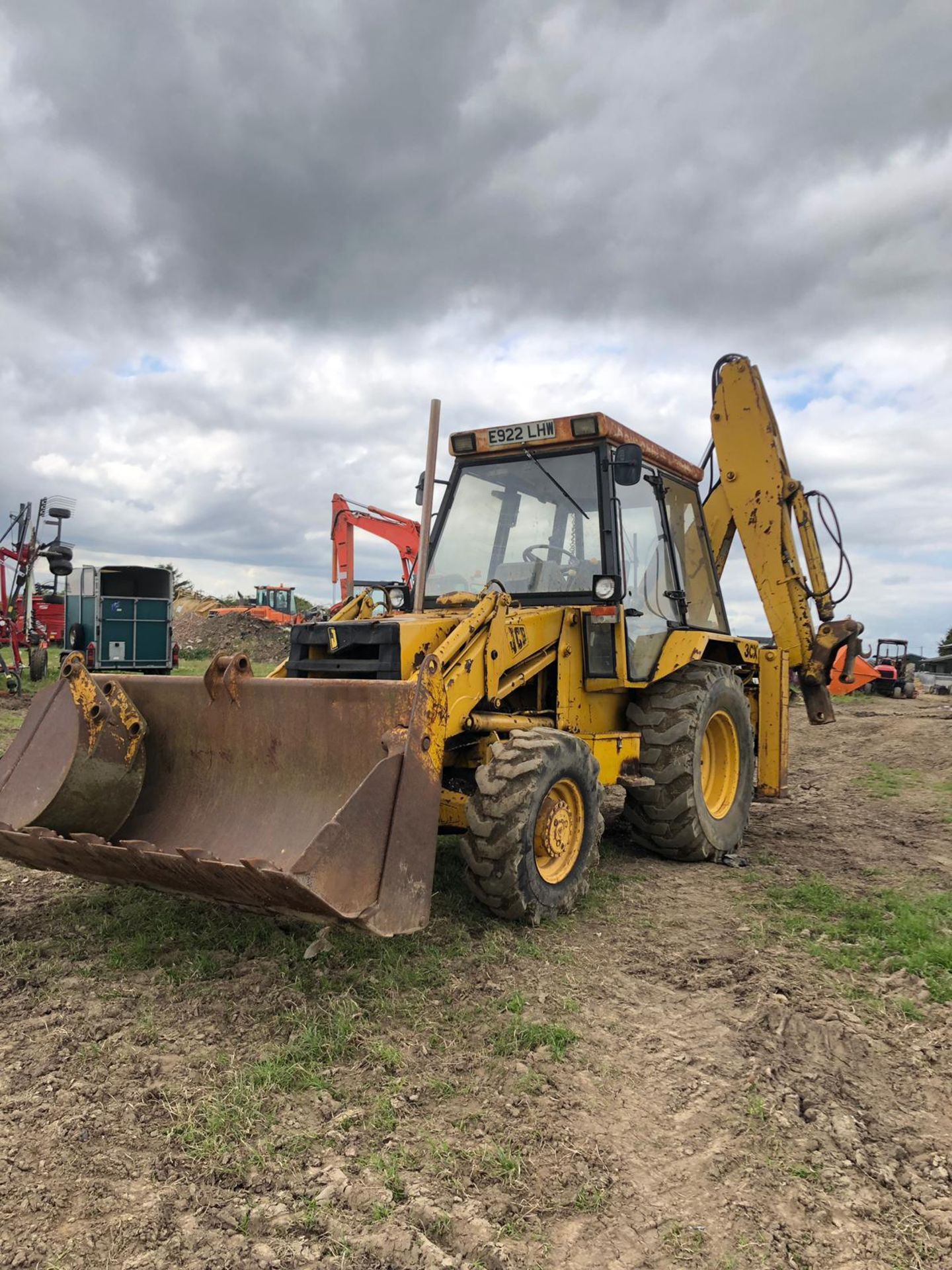 1988/E REG JCB 3CX TRACTOR WITH FRONT LOADING SHOVEL AND REAR DIGGER / BACK HOE *PLUS VAT* - Image 9 of 18