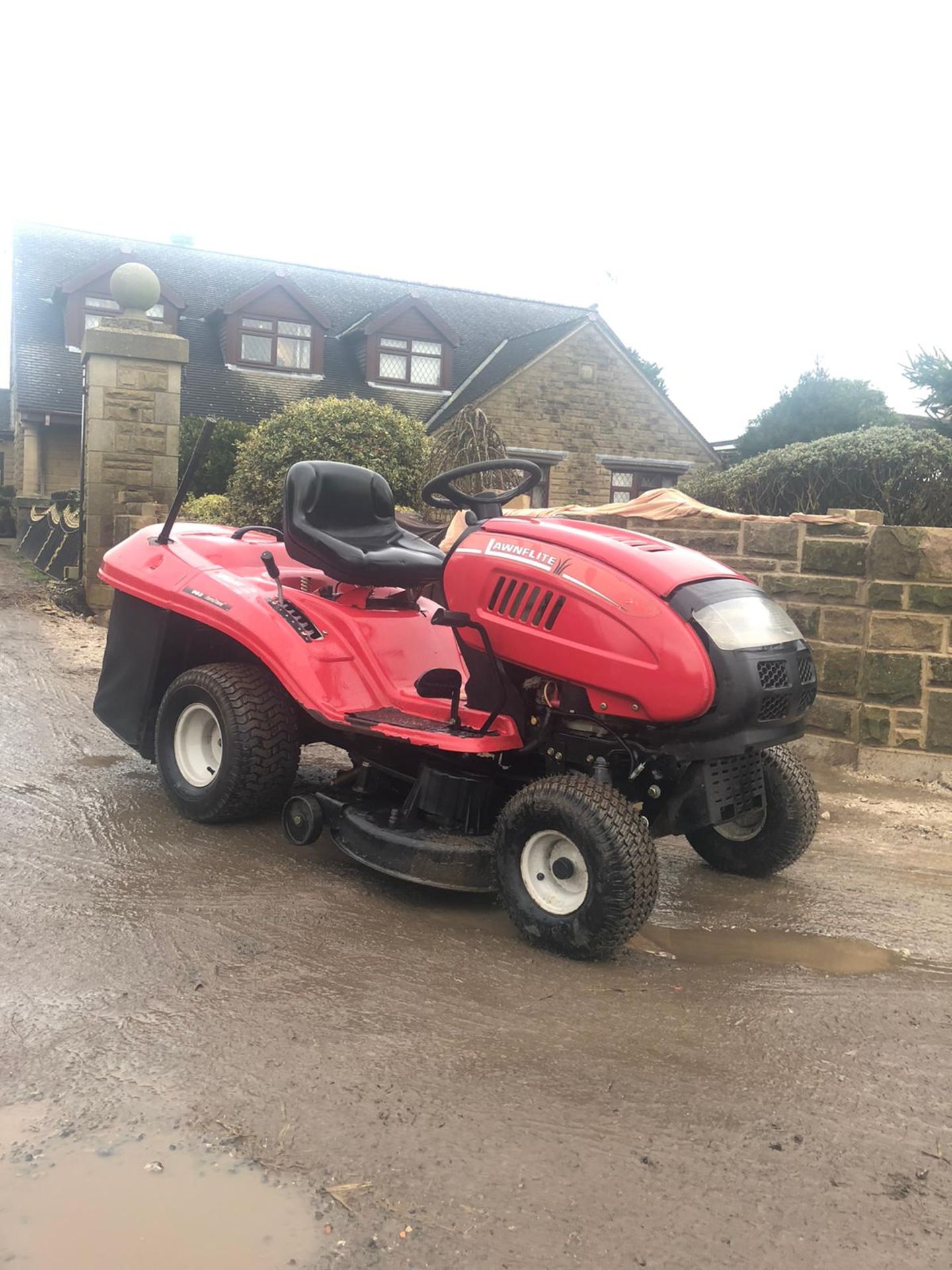 LAWNFLITE 903 AUTODRIVE RIDE ON LAWN MOWER, RUNS & WORKS, C/W GRASS COLLECTOR *NO VAT*