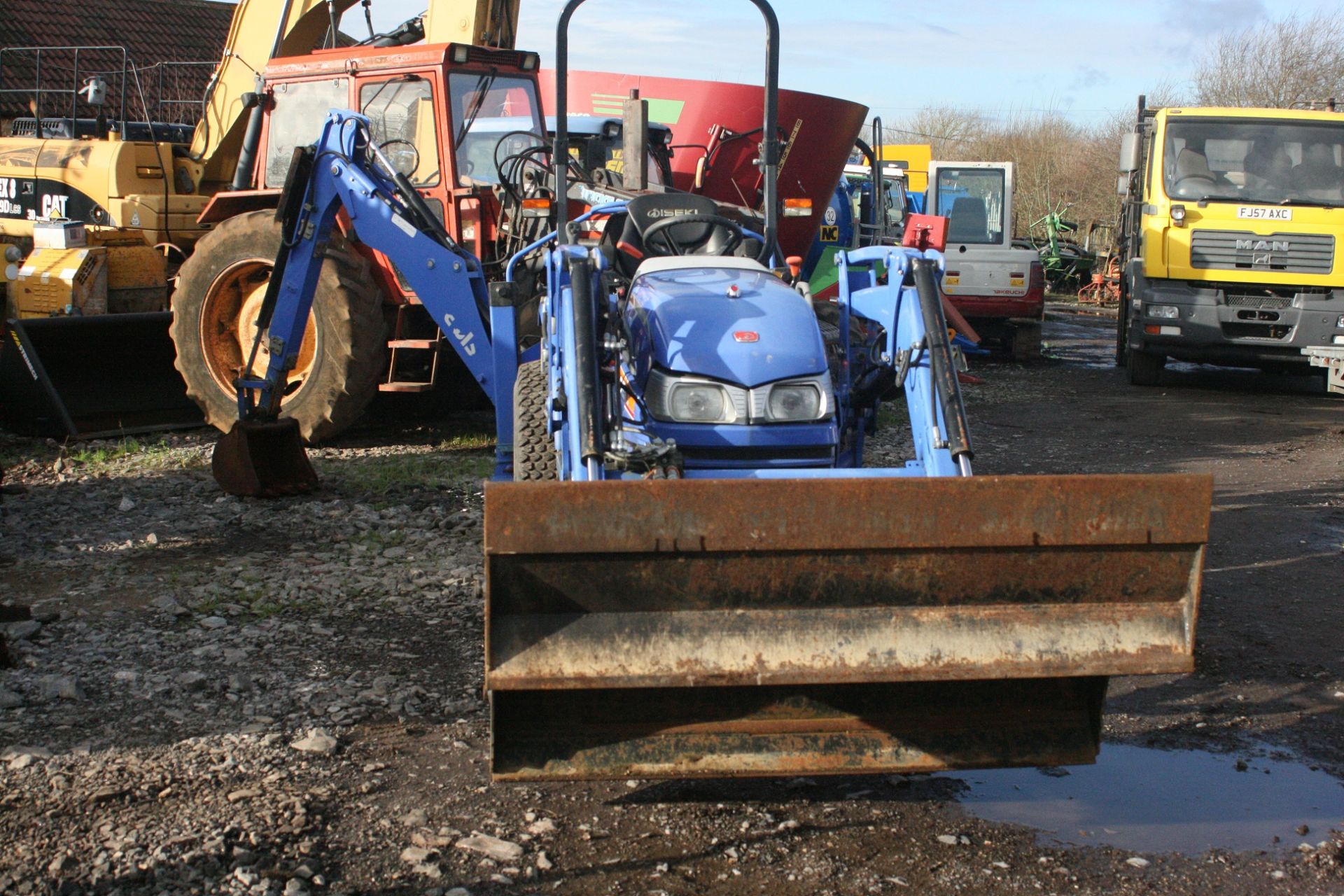 ISEKI TY4335 HYDROSTATIC TRACTOR C/W FRONT LOADER & BACKHOE, ONLY 374 HOURS *PLUS VAT* - Image 7 of 8