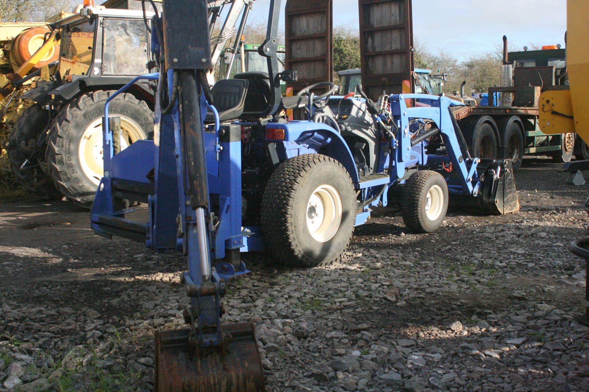 ISEKI TY4335 HYDROSTATIC TRACTOR C/W FRONT LOADER & BACKHOE, ONLY 374 HOURS *PLUS VAT* - Image 3 of 8