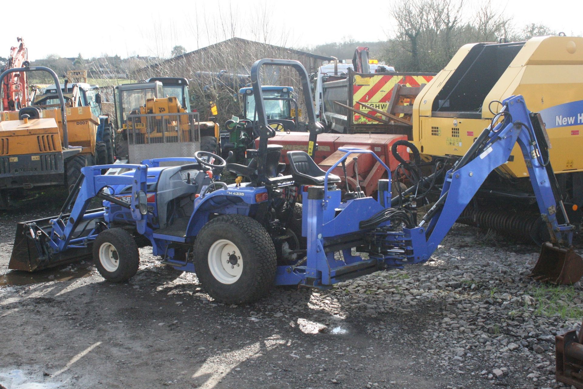 ISEKI TY4335 HYDROSTATIC TRACTOR C/W FRONT LOADER & BACKHOE, ONLY 374 HOURS *PLUS VAT* - Image 4 of 8