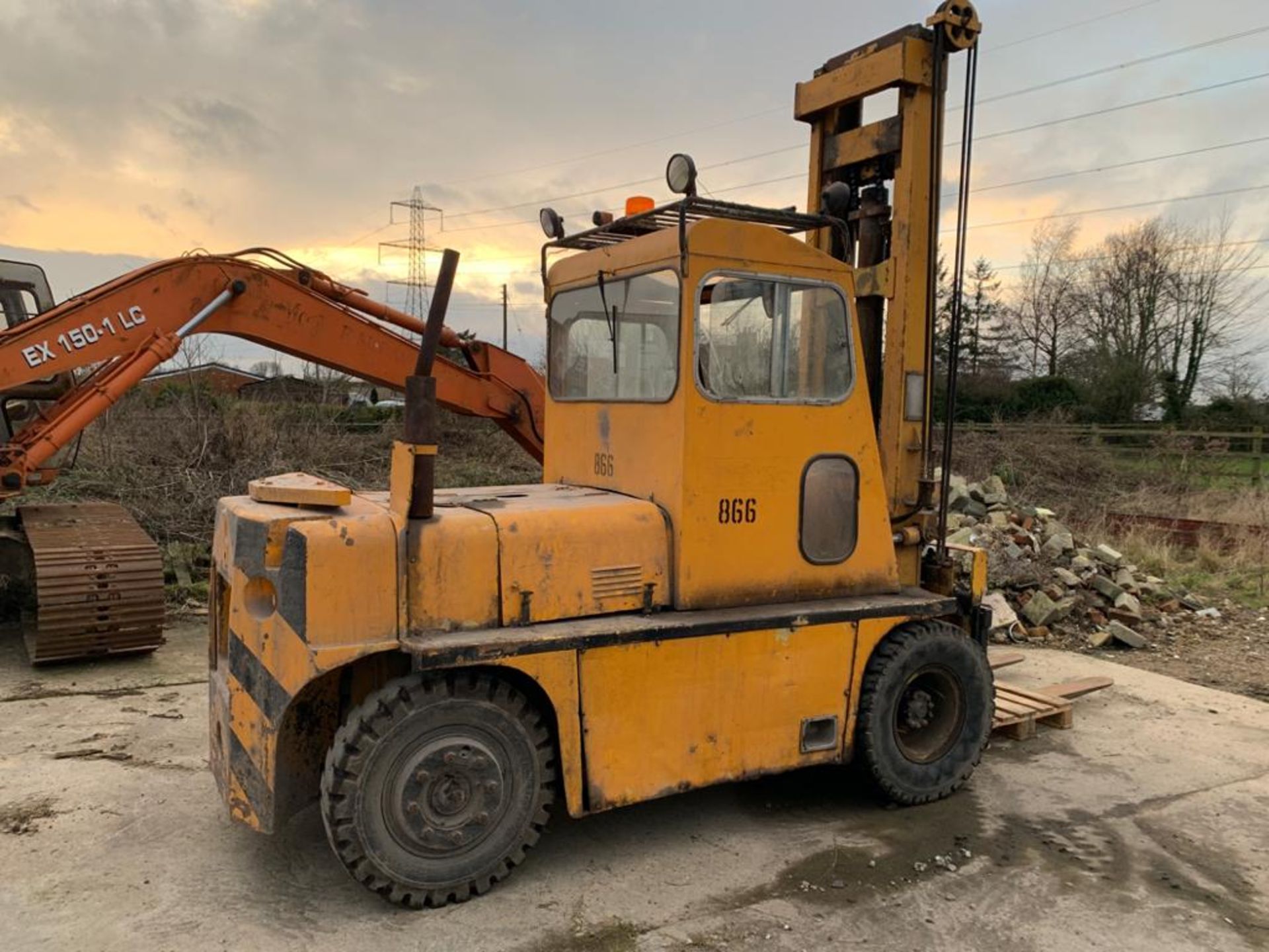 6 TON TWIN WHEEL DIESEL FORKLIFT, GOOD TYRES, 2 SPEED FORWARD & REVERSE, RUNS, WORKS & LIFTS - Image 2 of 14